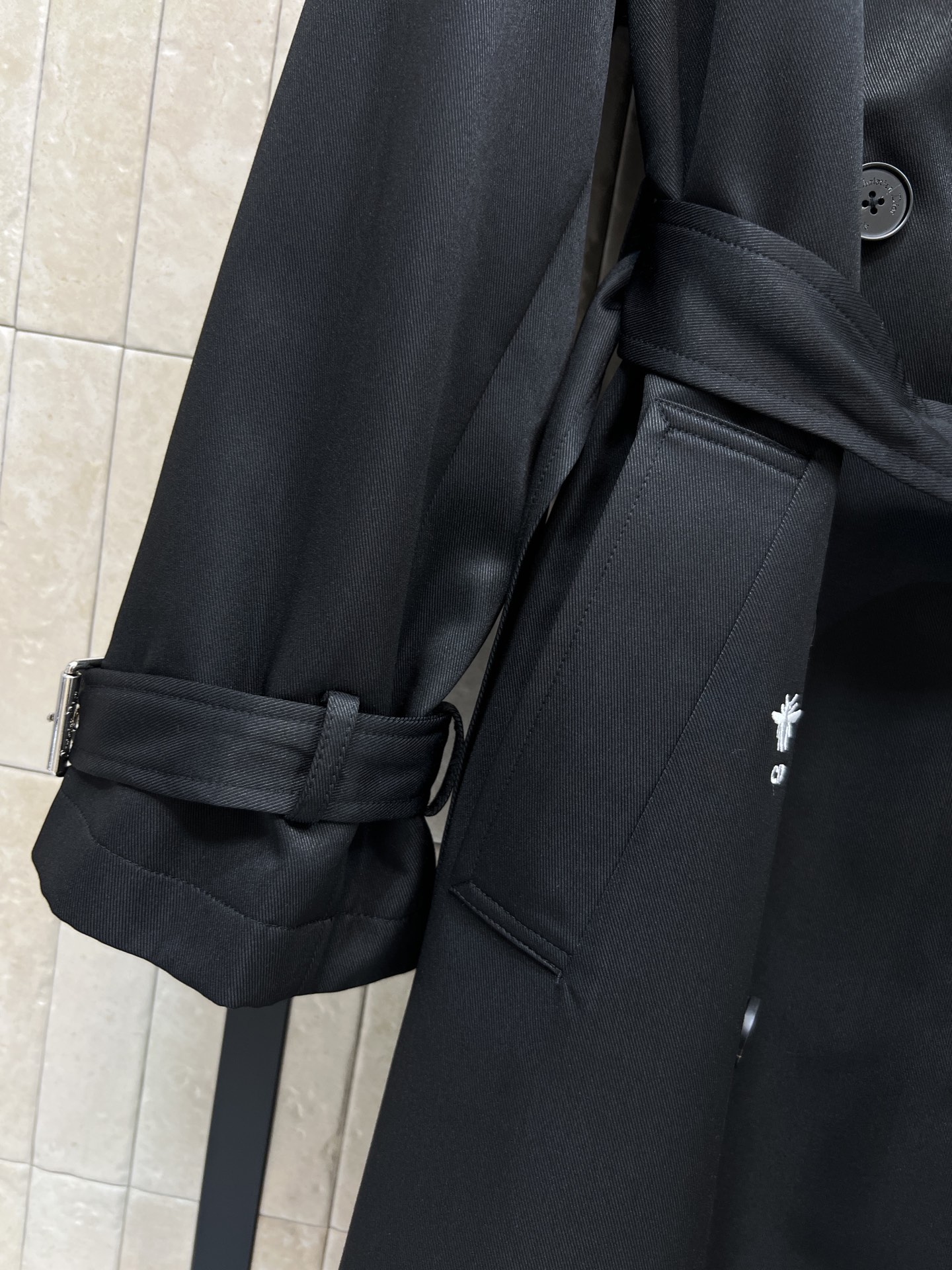 D家 25秋冬新款 双排扣收腰中长款风衣外套 经典英伦风设计 上身超飒巨显气场 廓形刺绣小蜜蜂风衣 穿上