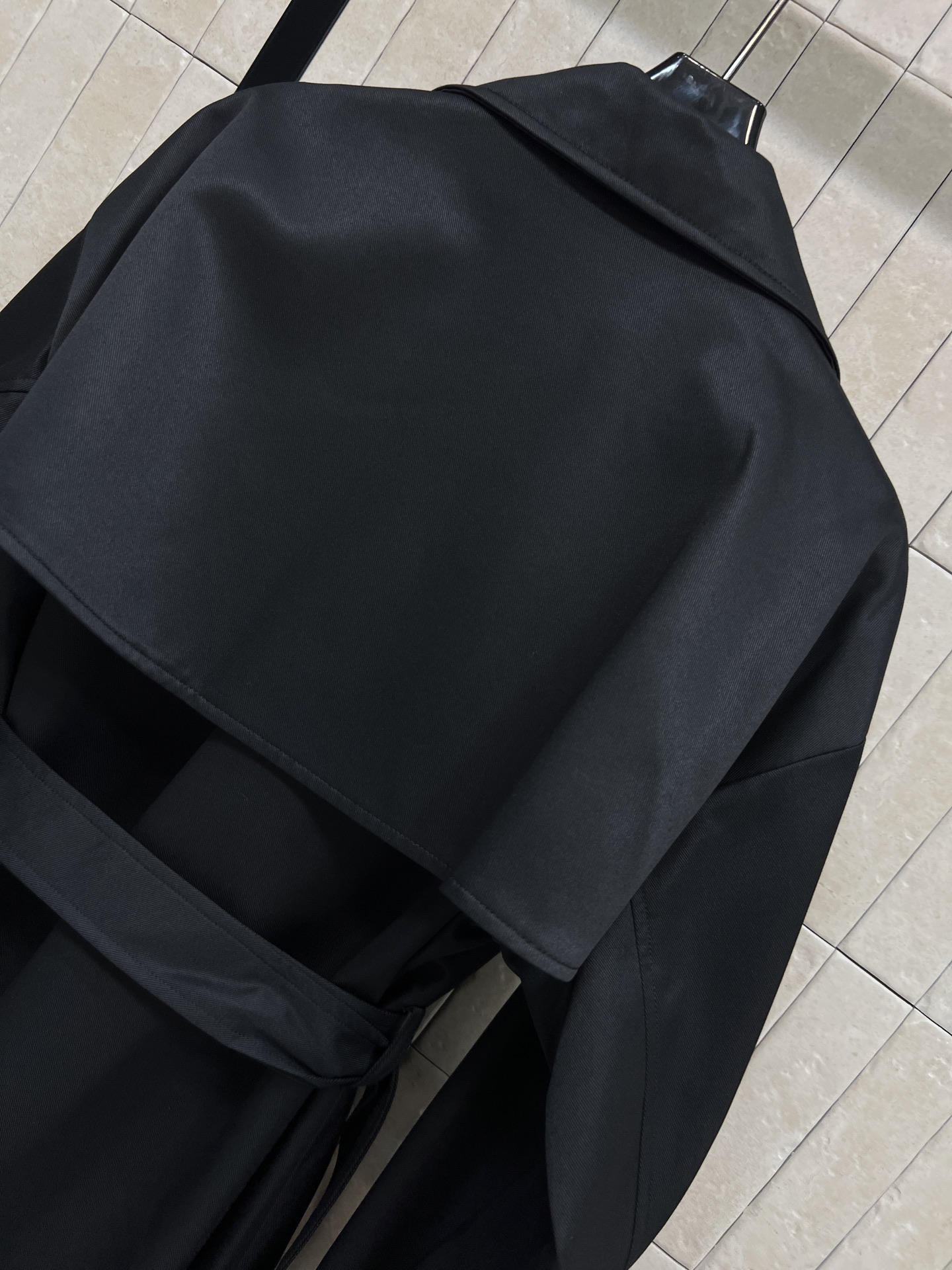 D家 25秋冬新款 双排扣收腰中长款风衣外套 经典英伦风设计 上身超飒巨显气场 廓形刺绣小蜜蜂风衣 穿上