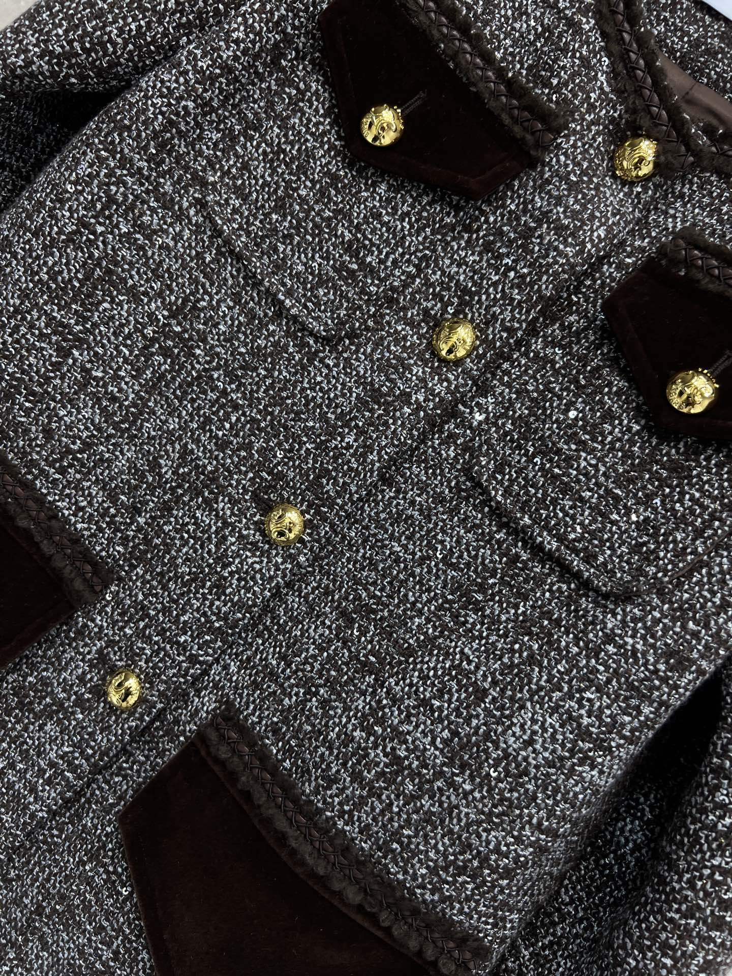 小香家 25秋冬新款 高级灰色粗花呢外套 经典圆领短款修身版型 金扣点缀 自带复古文艺的名媛风 款式简约