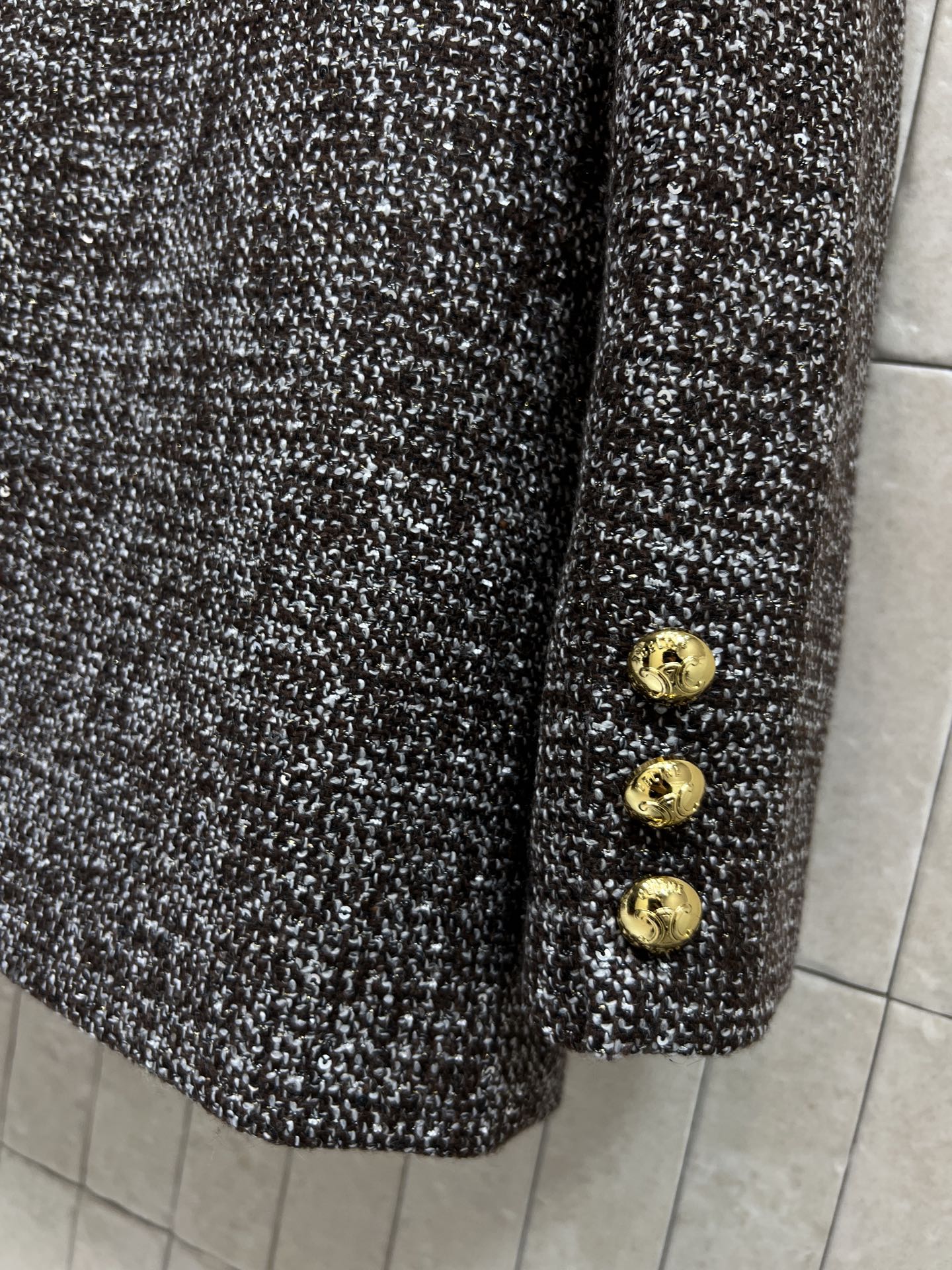 小香家 25秋冬新款 高级灰色粗花呢外套 经典圆领短款修身版型 金扣点缀 自带复古文艺的名媛风 款式简约