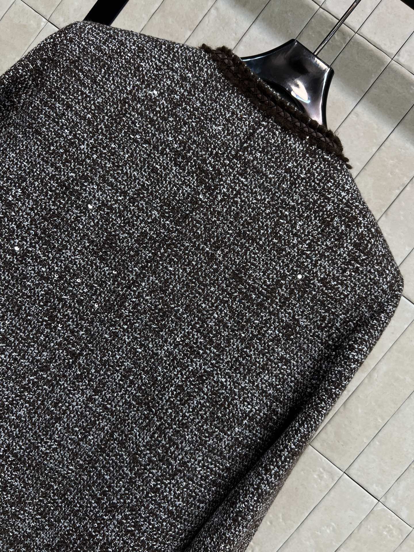 小香家 25秋冬新款 高级灰色粗花呢外套 经典圆领短款修身版型 金扣点缀 自带复古文艺的名媛风 款式简约