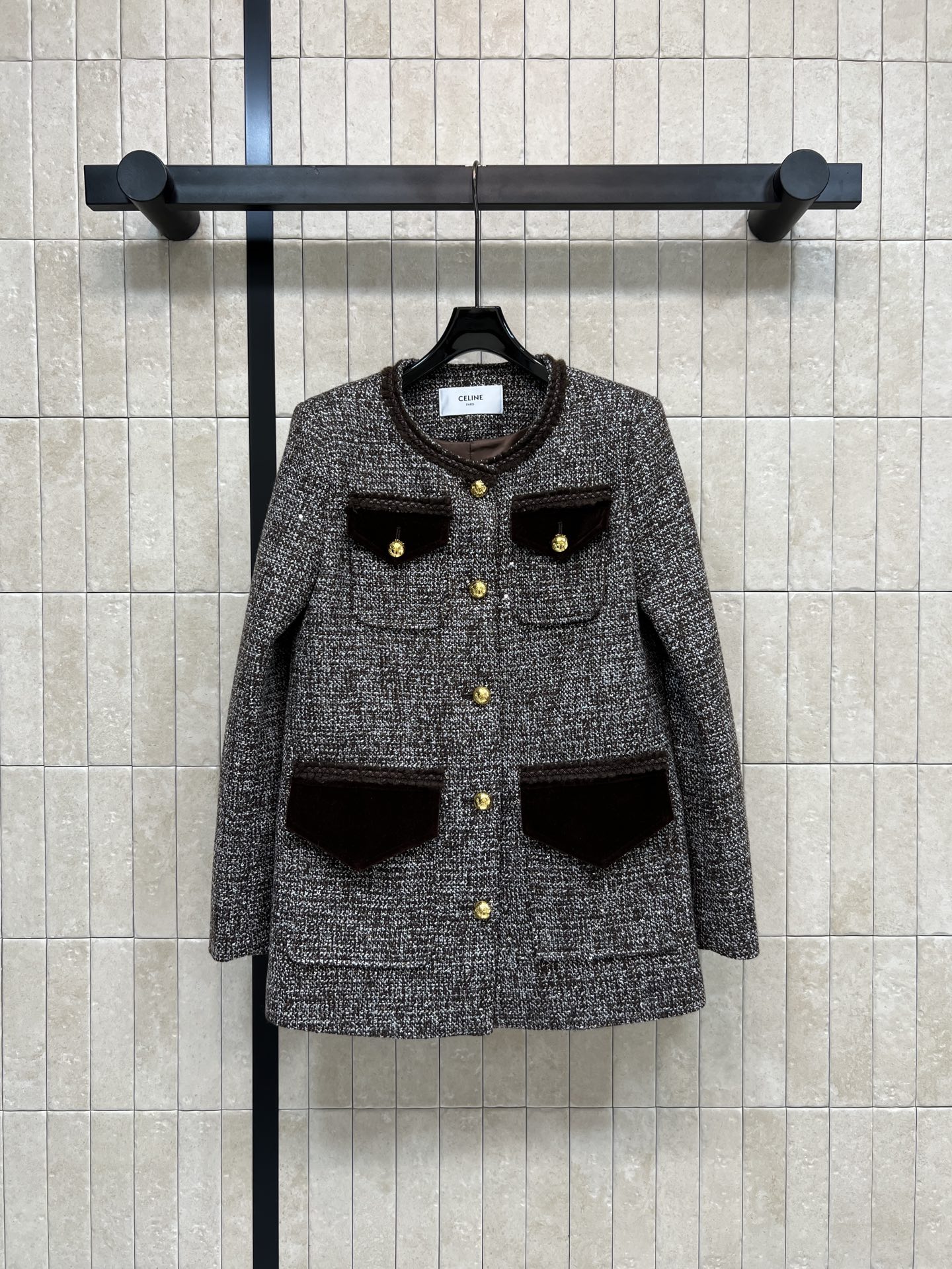 NO:590983,Xiaoxiangjia 25 new autumn and winter style, high-end gray tweed jacket, classic round neck, short and slim fit, gold buckle embellishment, retro literary lady style, simple, fashionable and refined style, heavily customized blended yarn woven tweed, dark brown velvet lapels + pockets, metal button embellishment, full of retro elegance, looks great with high-waisted pants or skirts, super atmospheric for autumn and winter wear, can be easily used for daily commuting and light formal occasions, practical and fashionable  A wardrobe must-have, a versatile item!  One color, three sizes Size/S-M-L,,chanel,skirts,jackets & coats,alexander wang19860909小香家 25秋冬新款 高级灰色粗花呢外套 经典圆领短款修身版型 金扣点缀 自带复古文艺的名媛风 款式简约时髦精致感 重磅定制的混纺纱线编织粗花呢 深棕丝绒翻领+口袋 金属纽扣点缀 复古优雅气质拉满 搭配高腰裤或裙都很出彩 秋冬穿超有氛围感公 日常通勤、轻正式场合都能轻松驾驭 实用又时髦 衣橱必备 百搭单品！一色三码 Size/S-M-L,,chanel,skirts,jackets & coats,alexander wang,Women's clothing