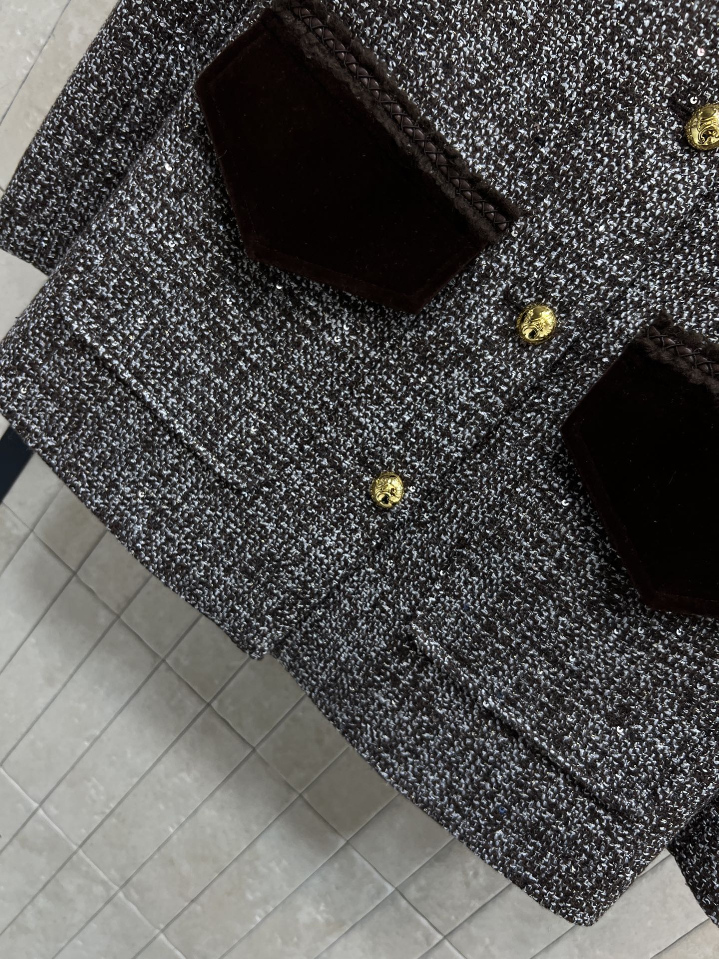 小香家 25秋冬新款 高级灰色粗花呢外套 经典圆领短款修身版型 金扣点缀 自带复古文艺的名媛风 款式简约