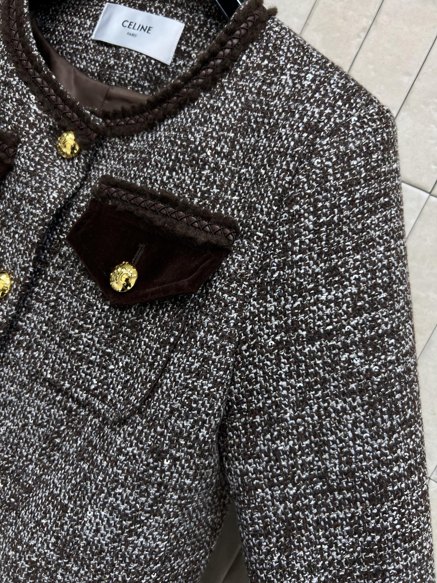 小香家 25秋冬新款 高级灰色粗花呢外套 经典圆领短款修身版型 金扣点缀 自带复古文艺的名媛风 款式简约