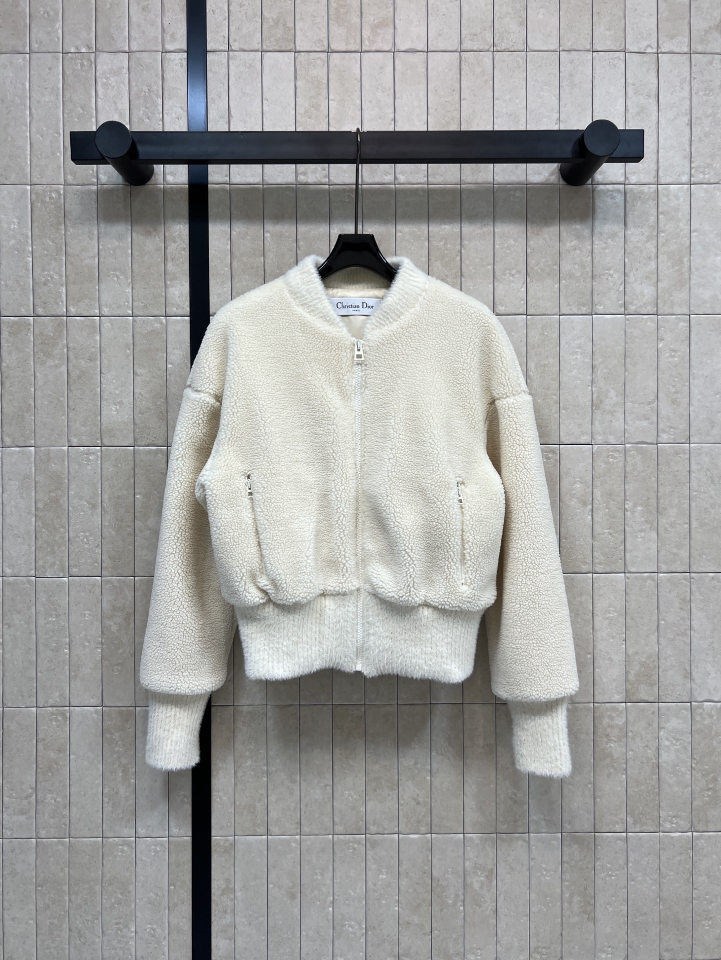 NO:590979,D's 25 new autumn and winter style lamb wool short jacket, soft and fluffy, super skin-friendly to the touch, perfect for warmth!  The design of the short jacket is retro and fashionable. It has a great atmosphere for autumn and winter. The zipper is easy to open and close. The cuffs and hem are threaded and elastic, making it more comfortable to wear. The milky white color is versatile. It looks great with jeans or skirts. It can be easily used for daily commuting and leisure. Practical and fashionable!  One color and three codes SML,,dior,skirts,jeans,jackets & coats,alexander wang19860909D家 25秋冬新款 羊羔毛短款夹克 柔软蓬松 触感超亲肤 保暖力满分！短款夹克设计 复古又时髦 秋冬穿超有氛围感产 拉链开合方便 袖口和下摆螺纹弹性收口 穿着更舒适 奶白色百搭 配牛仔裤或裙装都很出片 日常通勤、休闲都能轻松驾驭 实用又时髦！一色三码 SML,,dior,skirts,jeans,jackets & coats,alexander wang,Women's clothing