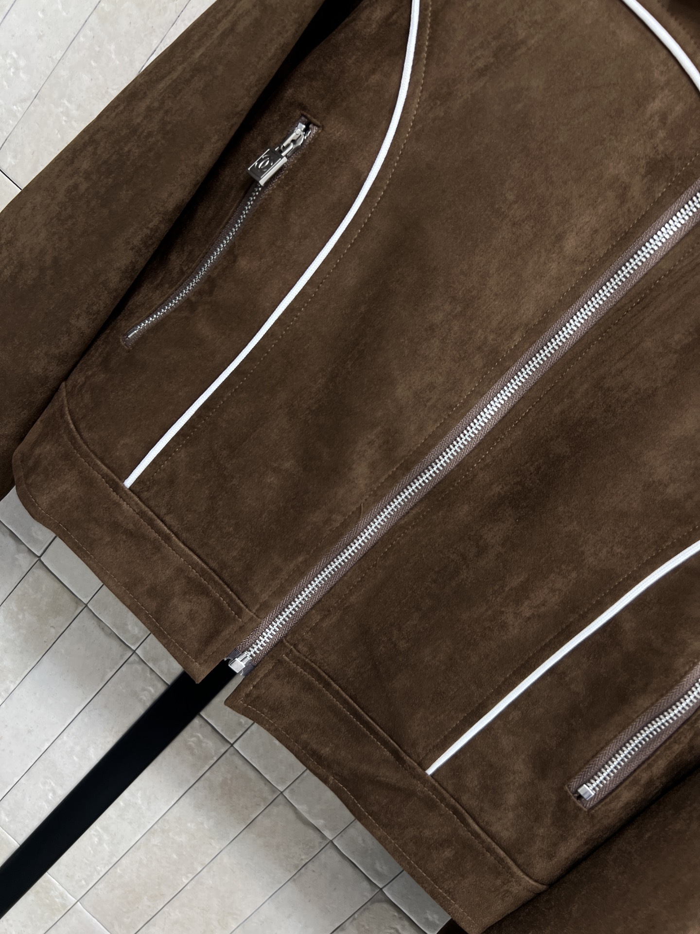 小香家 25秋冬新款 鹿皮绒翻领短款外套 选用高品质鹿皮绒 手感柔软细腻 复古优雅气质满分 短夹克版型 