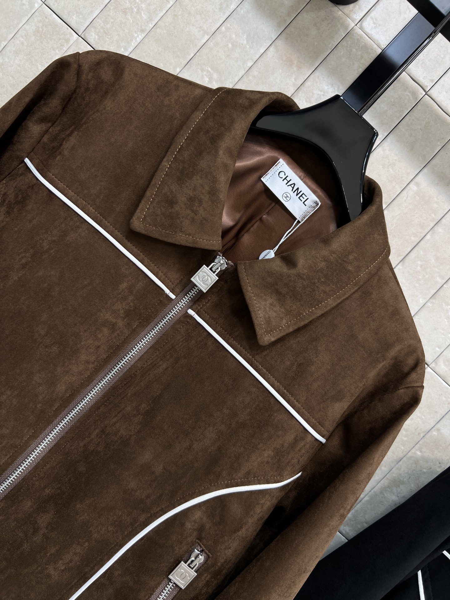 小香家 25秋冬新款 鹿皮绒翻领短款外套 选用高品质鹿皮绒 手感柔软细腻 复古优雅气质满分 短夹克版型 