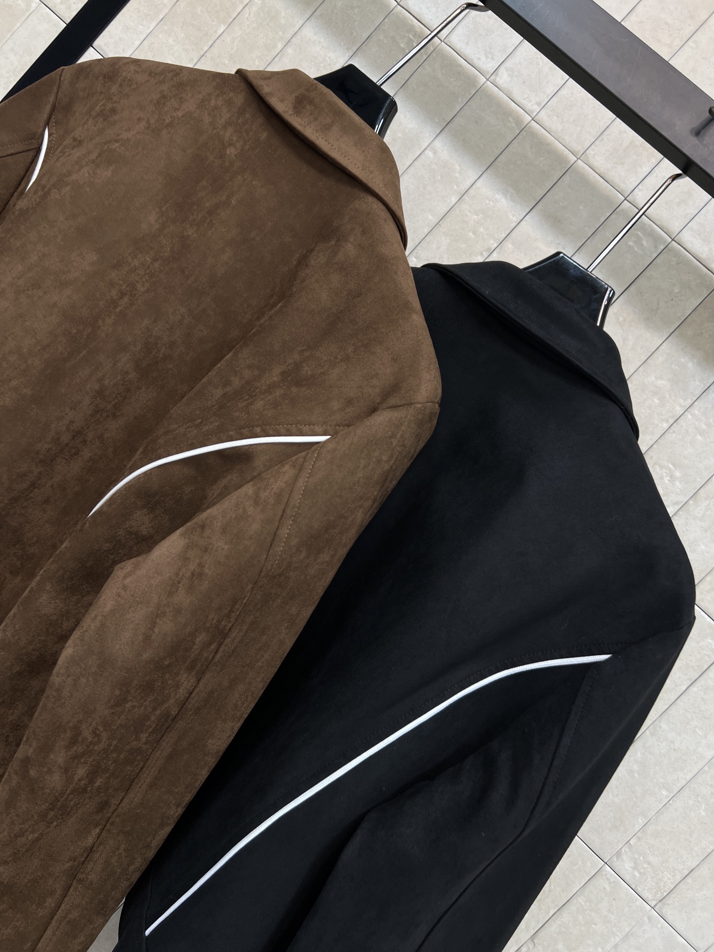 小香家 25秋冬新款 鹿皮绒翻领短款外套 选用高品质鹿皮绒 手感柔软细腻 复古优雅气质满分 短夹克版型 