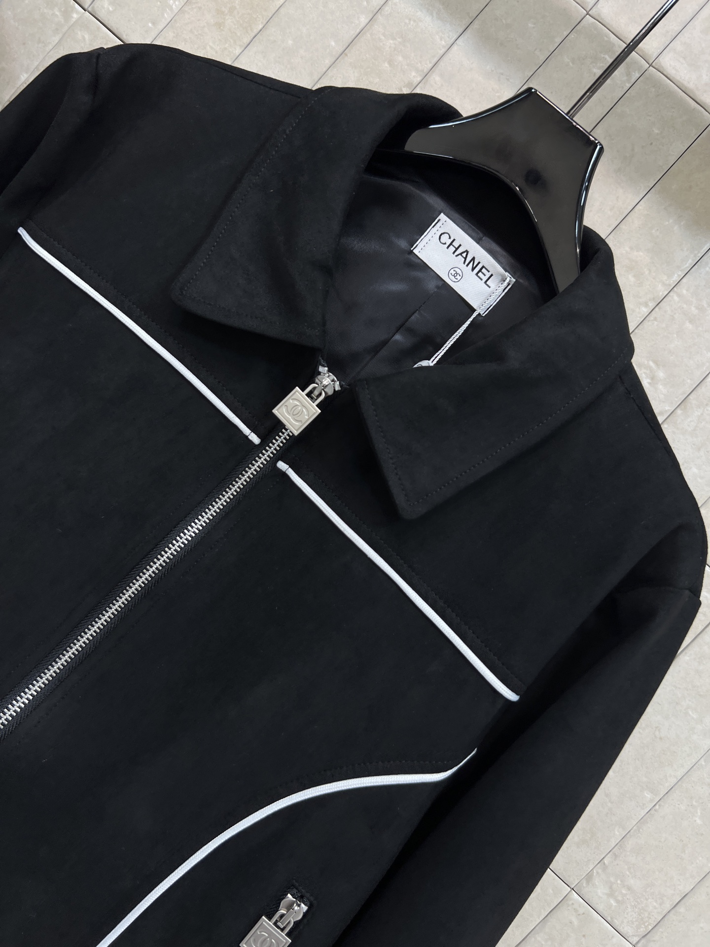 小香家 25秋冬新款 鹿皮绒翻领短款外套 选用高品质鹿皮绒 手感柔软细腻 复古优雅气质满分 短夹克版型 