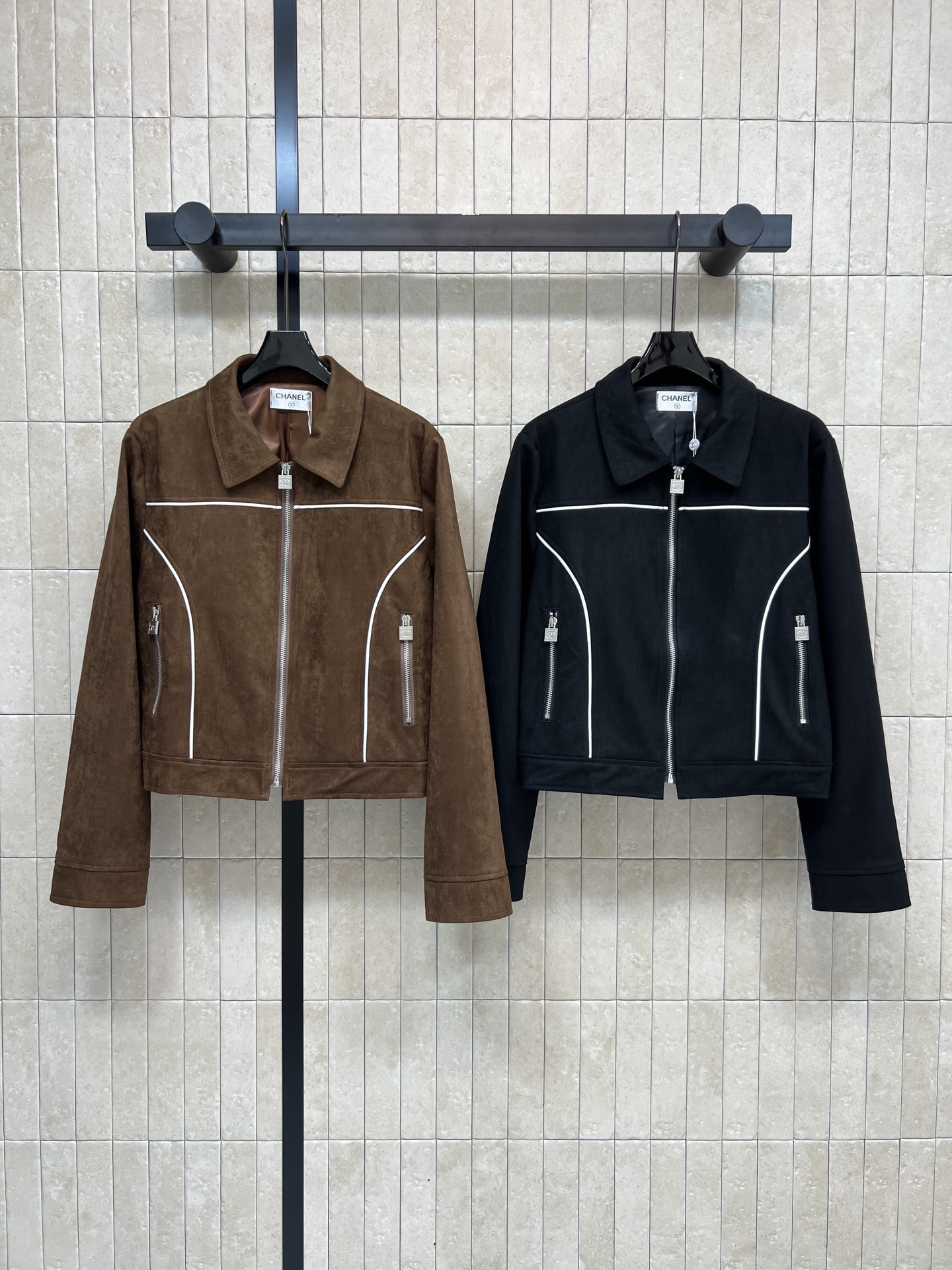 NO:590978,Xiaoxiangjia 25 new autumn and winter style deerskin lapel short jacket. Made of high-quality deerskin. It feels soft and delicate. Full score for retro elegance. Short jacket version. White contrasting edge design. Super slim. Casual and not bloated. Easy to manage for commuting and leisure. Very suitable for autumn and winter. Two colors and three codes Size/S-M-L,,chanel,jackets & coats,jackets & coats,alexander wang19860909小香家 25秋冬新款 鹿皮绒翻领短款外套 选用高品质鹿皮绒 手感柔软细腻 复古优雅气质满分 短夹克版型 白色撞色捆边设计 超显瘦 休闲不显臃肿 通勤休闲都能轻松驾驭 秋冬穿搭超适合 两色三码Size/S-M-L,,chanel,jackets & coats,jackets & coats,alexander wang,Women's clothing