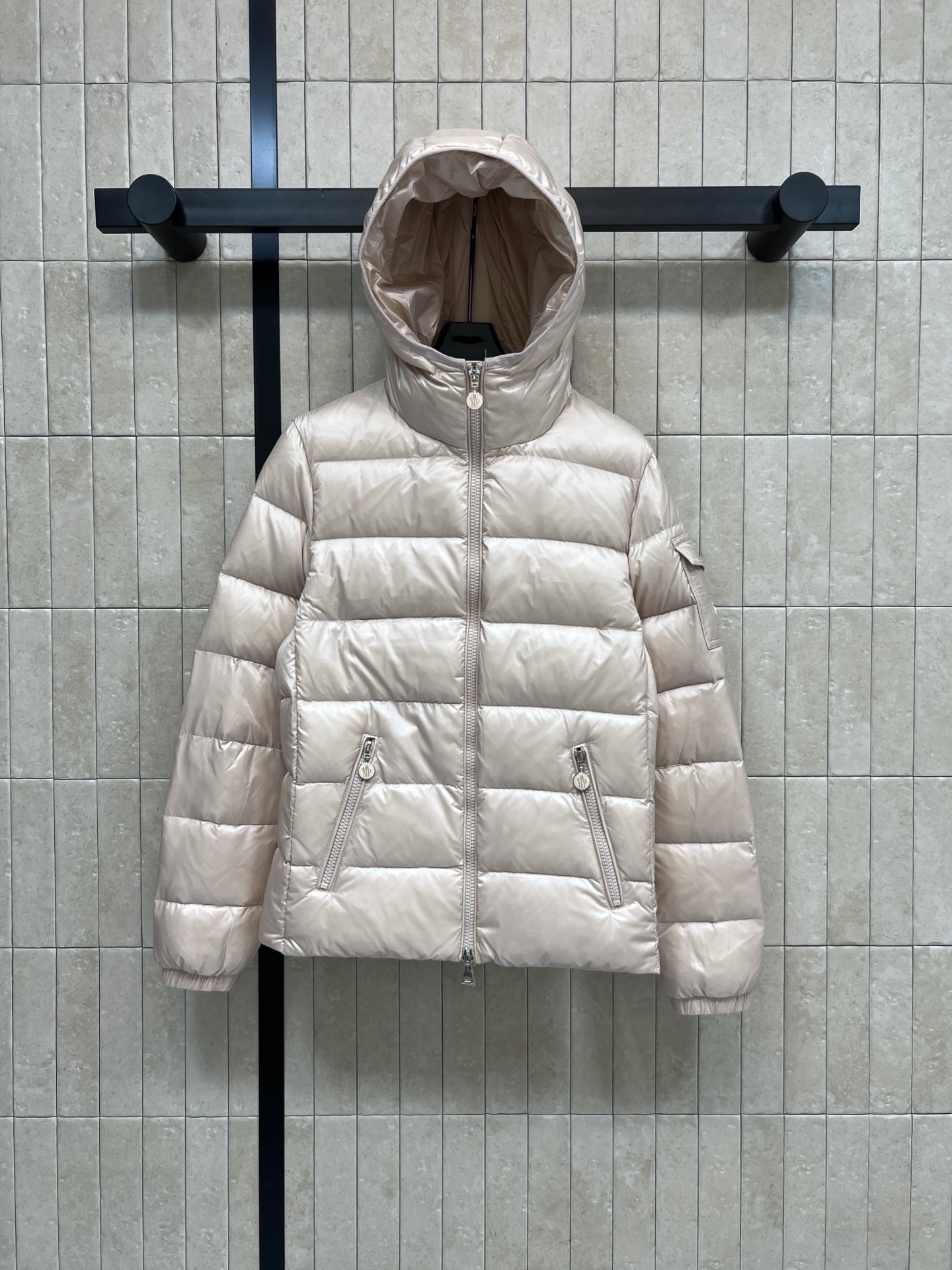 M家 25秋冬新款 连帽修身羽绒服 连帽修身收腰设计细节 轻松拿捏小蛮腰 分割身材比例 显瘦显高绝绝子 