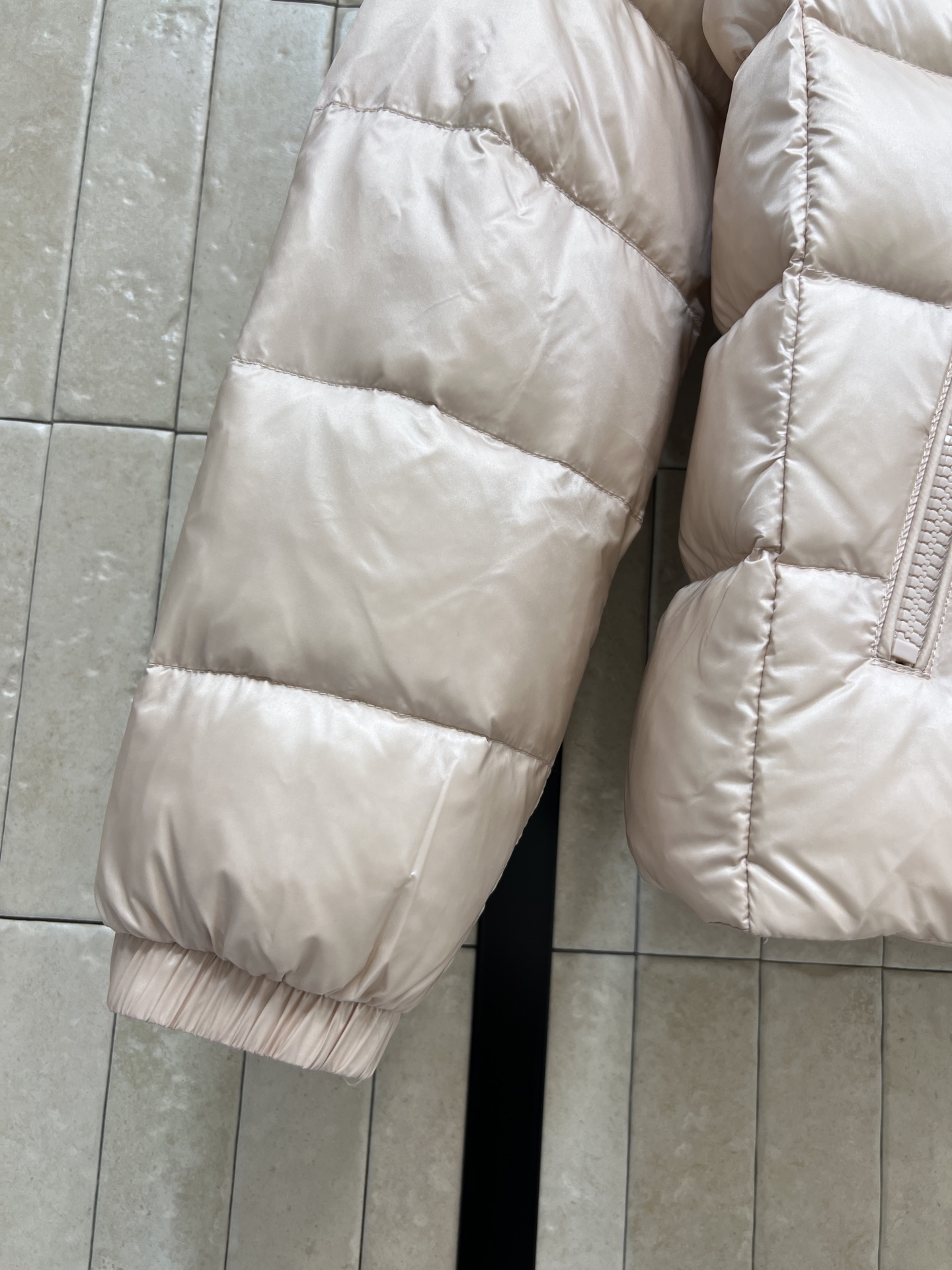 M家 25秋冬新款 连帽修身羽绒服 连帽修身收腰设计细节 轻松拿捏小蛮腰 分割身材比例 显瘦显高绝绝子 