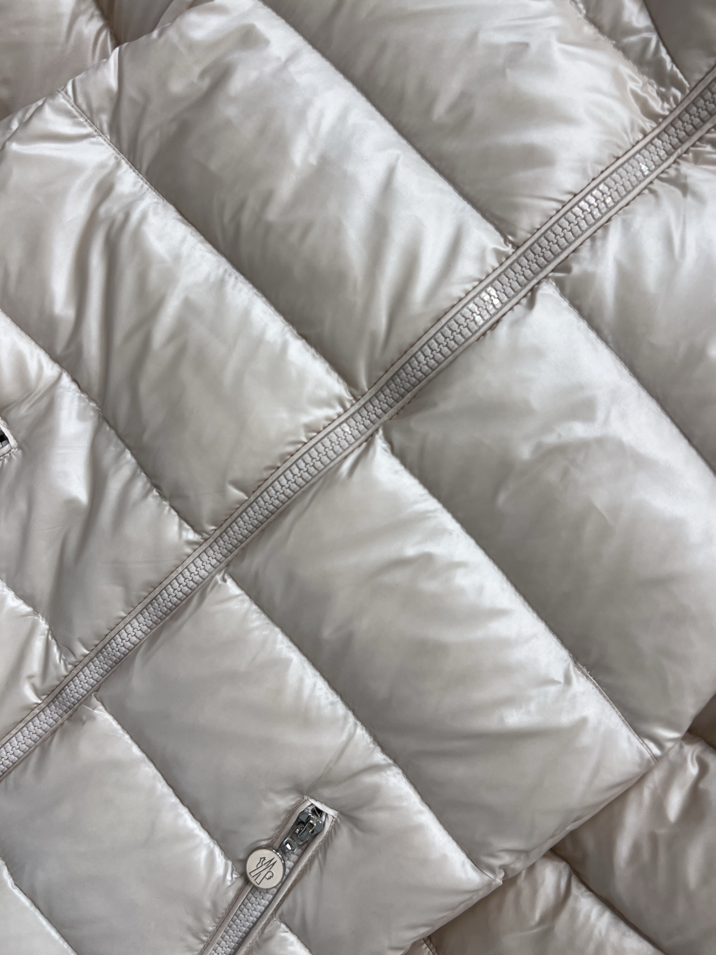 M家 25秋冬新款 连帽修身羽绒服 连帽修身收腰设计细节 轻松拿捏小蛮腰 分割身材比例 显瘦显高绝绝子 