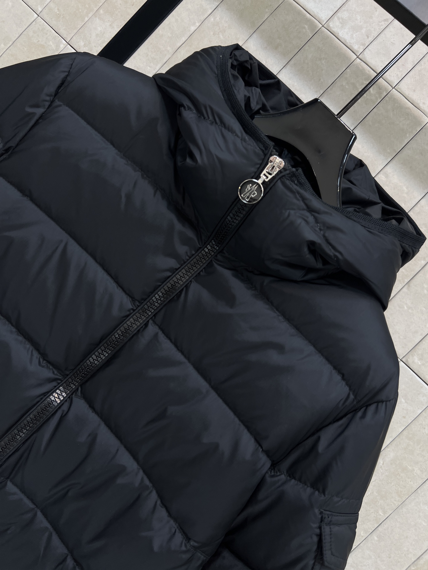 M家 25秋冬新款 连帽修身羽绒服 连帽修身收腰设计细节 轻松拿捏小蛮腰 分割身材比例 显瘦显高绝绝子 