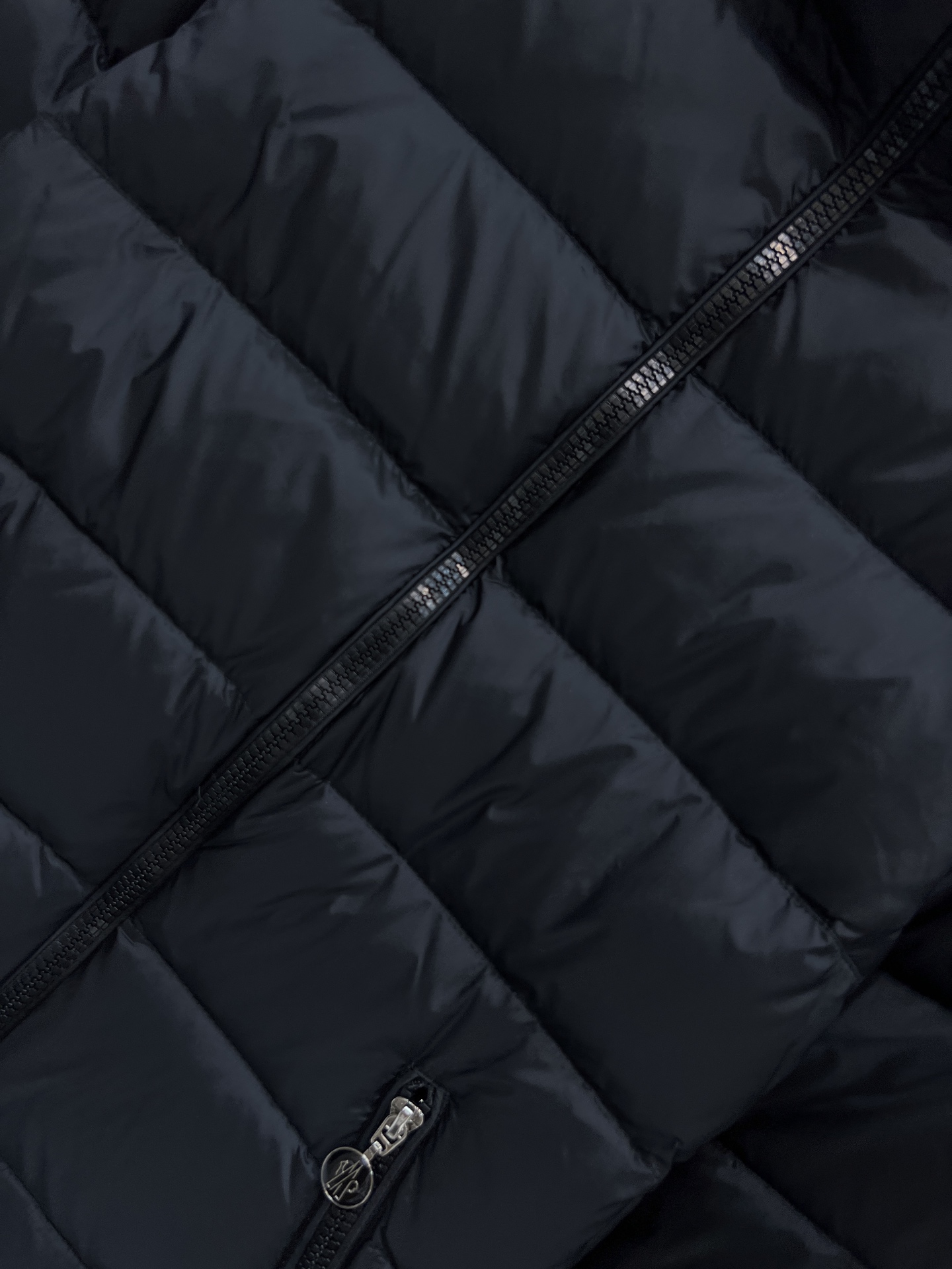 M家 25秋冬新款 连帽修身羽绒服 连帽修身收腰设计细节 轻松拿捏小蛮腰 分割身材比例 显瘦显高绝绝子 