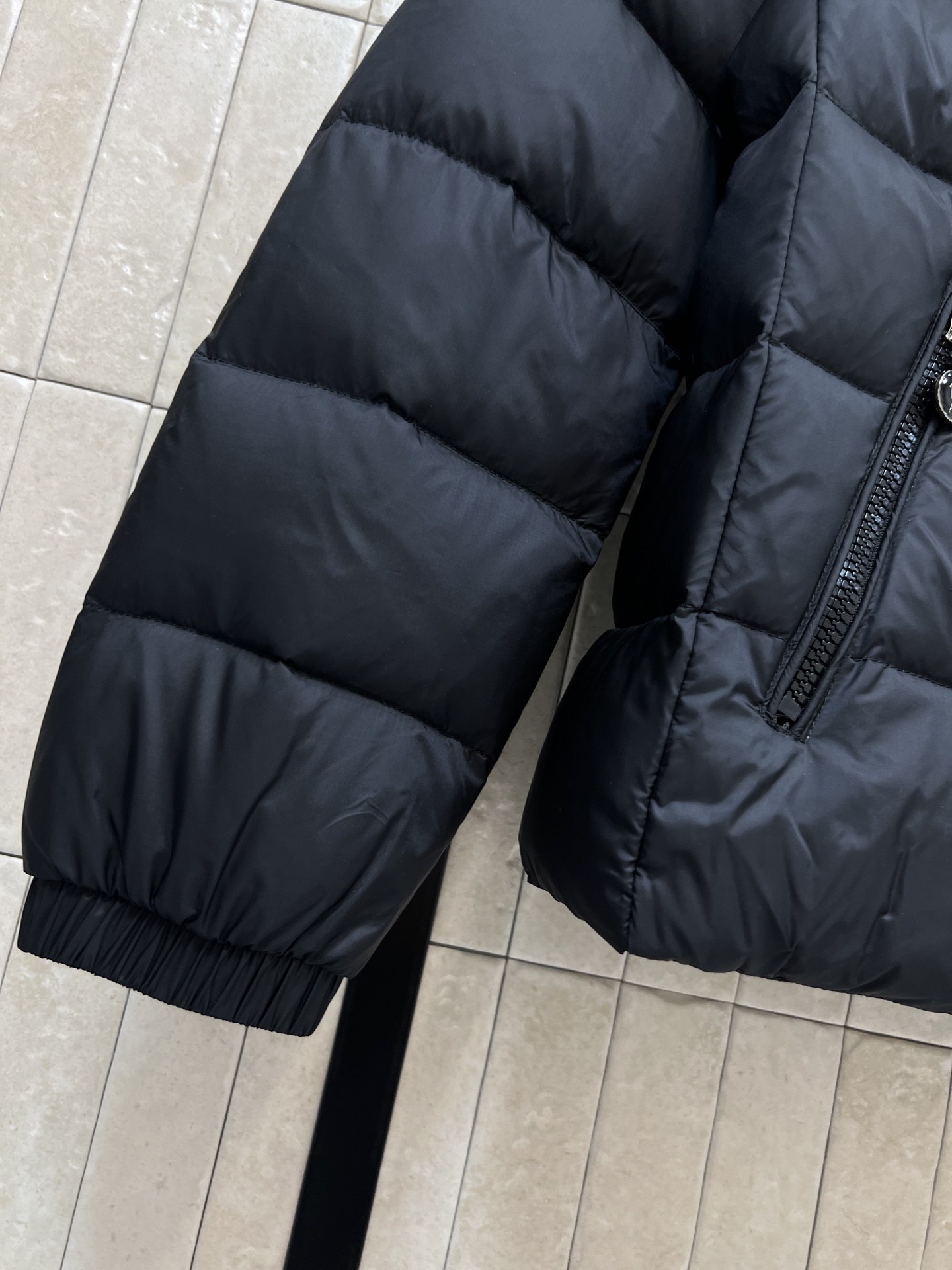 M家 25秋冬新款 连帽修身羽绒服 连帽修身收腰设计细节 轻松拿捏小蛮腰 分割身材比例 显瘦显高绝绝子 