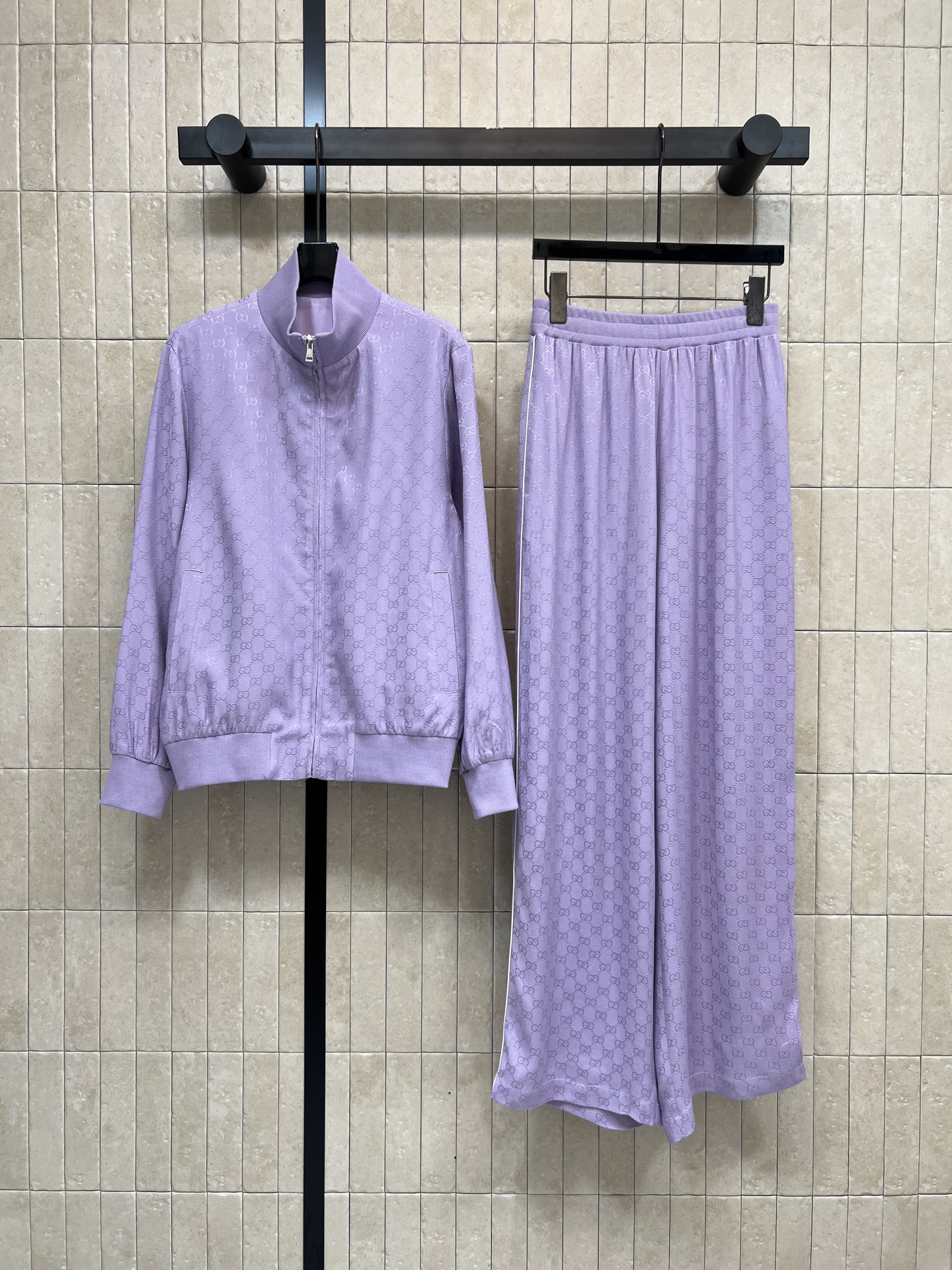 NO:590988,G Home 26 new spring and summer style GG dark pattern jacquard stand-collar jacket + high-waisted wide-leg pants. The sports-style suit is cool, fashionable and high-end. The set is full of youthful and age-reducing feeling. Full barrage of GG letter dark pattern jacquard. The texture is awesome. Three-dimensional silhouette tailoring. The upper body is thin and casual and fashionable. It is tall and versatile and can be easily controlled by any body type. It is good for daily sports and outings. Two colors and four sizes, Size/S-M-L- XL,,gucci,jackets &  coats,alexander wang19860909G家 26春夏新款 GG暗纹提花立领外套+高腰阔腿裤 运动风格套装酷帅有型时髦又高级 一套搭配充满青春减龄感 满弹幕GG字母暗纹提花 质感超赞 立体廓形剪裁 上身显瘦又休闲时髦 高百搭不挑身材 任何体型都可轻松驾驭 日常运动出街都很不错 两色四码Size/S-M-L- XL,,gucci,jackets & coats,alexander wang,Women's clothing