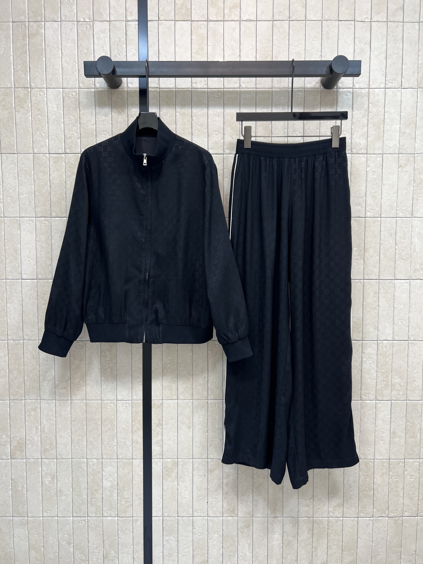 NO:590986,Gp home 26 spring and summer new style GG dark pattern jacquard stand-collar jacket + high-waisted wide-leg pants. The sports style suit is cool, fashionable and advanced. The set is full of youthful and age-reducing feeling. Full barrage of GG letter dark pattern jacquard. The texture is great. Three-dimensional silhouette tailoring. The upper body is slim and casual and fashionable. It is tall and versatile and does not pick any body shape. It can be easily controlled by any body shape. It is good for daily sports and outings. Two colors and four sizes, Size/S-M-L- XL,,jackets &  coats,alexander wang19860909Gp家 26春夏新款 GG暗纹提花立领外套+高腰阔腿裤 运动风格套装酷帅有型时髦又高级 一套搭配充满青春减龄感 满弹幕GG字母暗纹提花 质感超赞 立体廓形剪裁 上身显瘦又休闲时髦 高百搭不挑身材 任何体型都可轻松驾驭 日常运动出街都很不错 两色四码Size/S-M-L- XL,,jackets & coats,alexander wang,Women's clothing