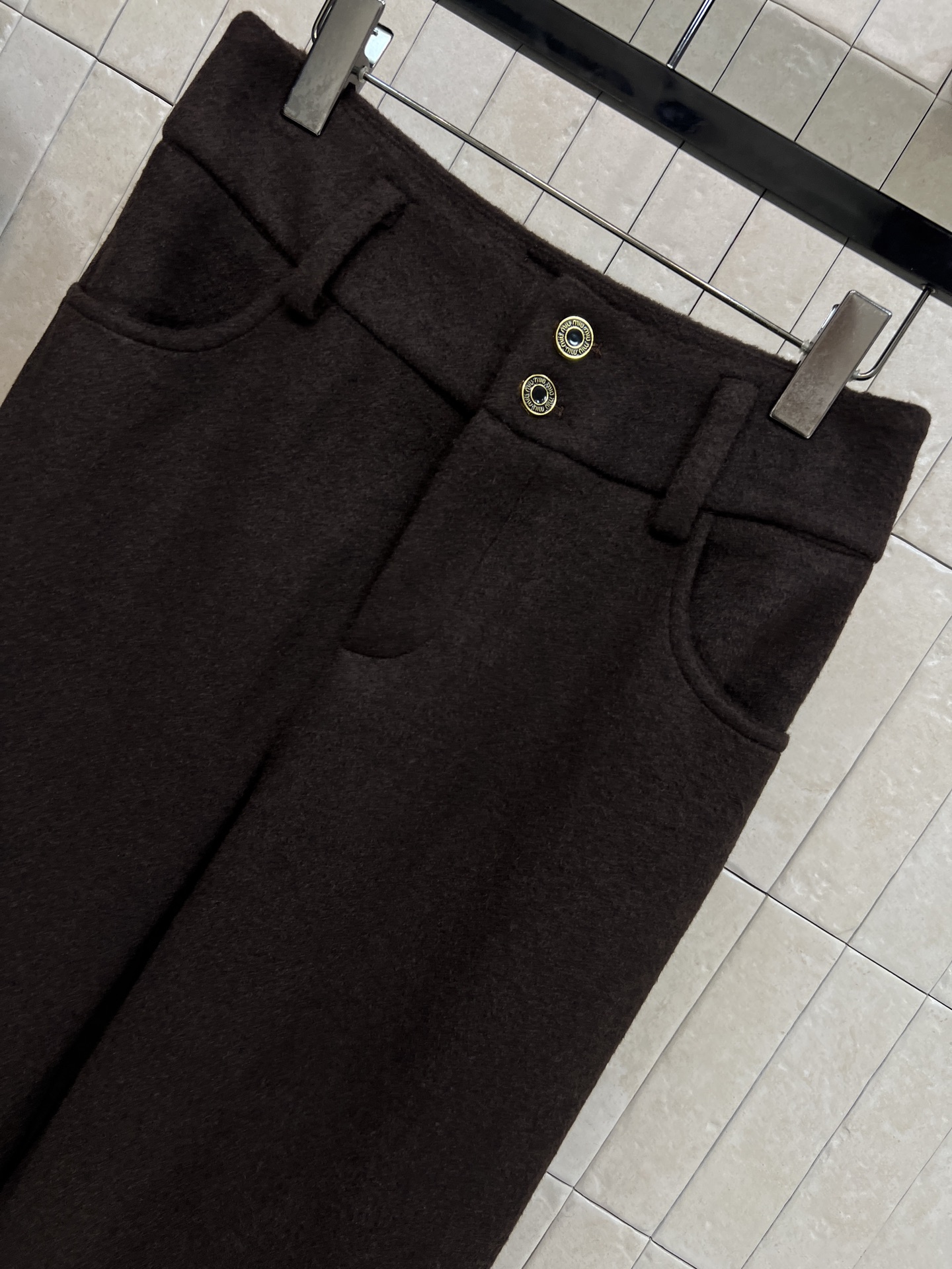 MIU家 25秋冬新款 深棕色羊毛套装 双排扣立领短款外套+高腰阔腿裤 logo金属扣点缀超精致！外套短