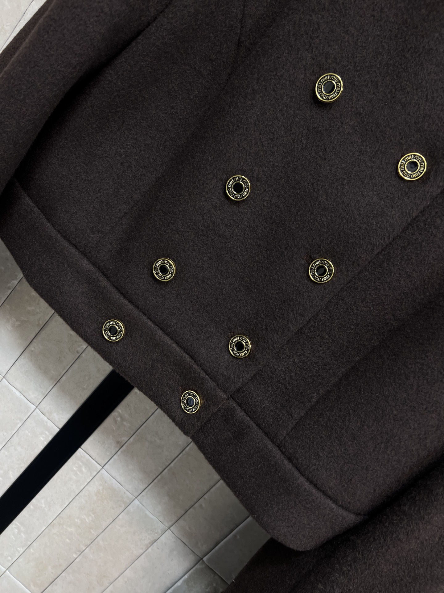 MIU家 25秋冬新款 深棕色羊毛套装 双排扣立领短款外套+高腰阔腿裤 logo金属扣点缀超精致！外套短