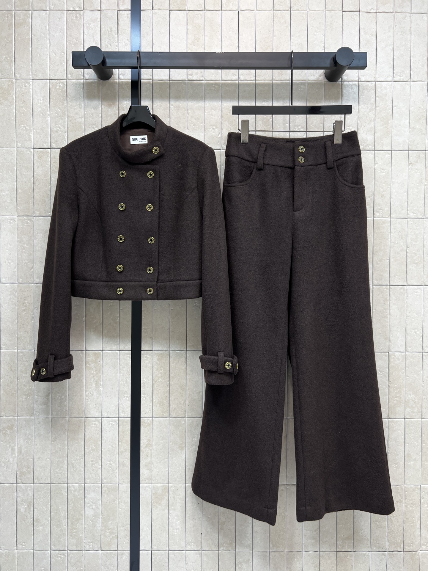 NO:590982,MIU's 25 new autumn and winter style, dark brown wool suit, double-breasted stand-collar short jacket + high-waisted wide-leg pants, logo metal buckle embellishment is super exquisite!  The jacket has a short, loose fit with a double-breasted stand-up collar design that flatters the figure. The trousers hang well and are friendly to pear-shaped figures. They cover the flesh and make you look slimmer. A set that can be worn in autumn and winter to keep warm and windproof. Pair it with a white T or a sweater. It’s OK for commuting, dating and shopping. It’s retro and practical. It’s the first choice for lazy people!  One color three codes SML,,miumiu,jackets & coats,alexander wang19860909MIU家 25秋冬新款 深棕色羊毛套装 双排扣立领短款外套+高腰阔腿裤 logo金属扣点缀超精致！外套短款宽松版型双排扣立领设计修饰身形 裤子垂感好 梨形身材友好 遮肉显瘦 一套搭配秋冬穿保暖又防风 内搭白T或针织衫 通勤、约会、逛街都OK 复古实用 懒人穿搭首选！一色三码 SML,,miumiu,jackets & coats,alexander wang,Women's clothing