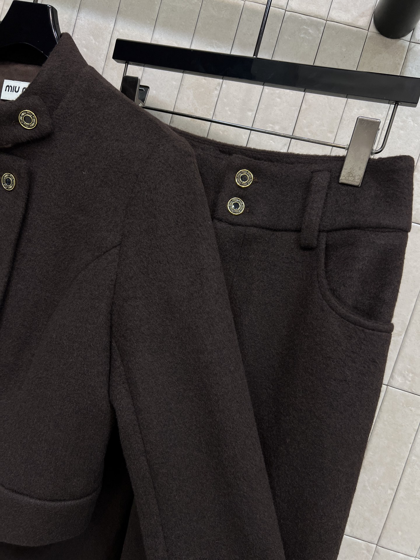 MIU家 25秋冬新款 深棕色羊毛套装 双排扣立领短款外套+高腰阔腿裤 logo金属扣点缀超精致！外套短