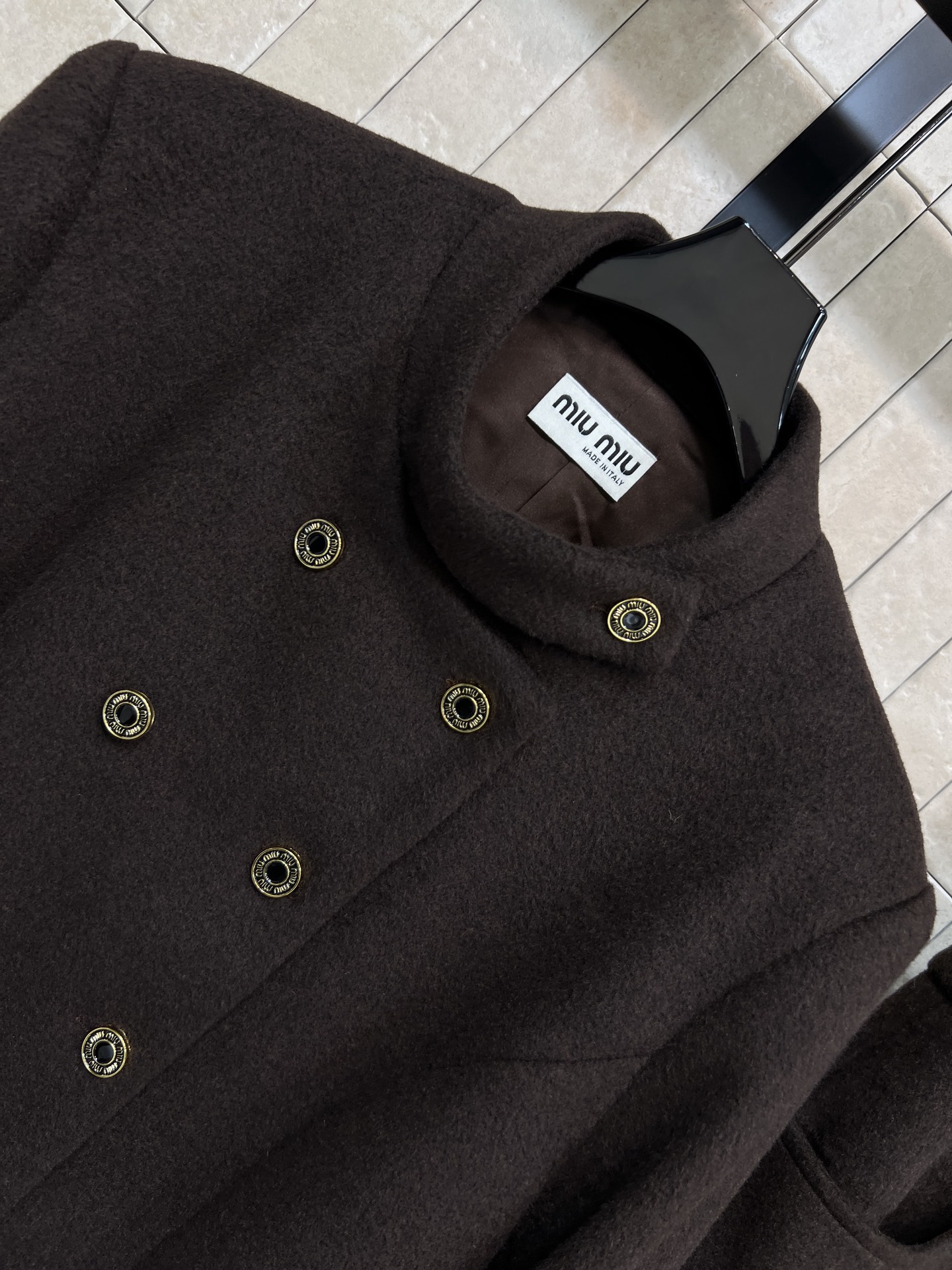 MIU家 25秋冬新款 深棕色羊毛套装 双排扣立领短款外套+高腰阔腿裤 logo金属扣点缀超精致！外套短