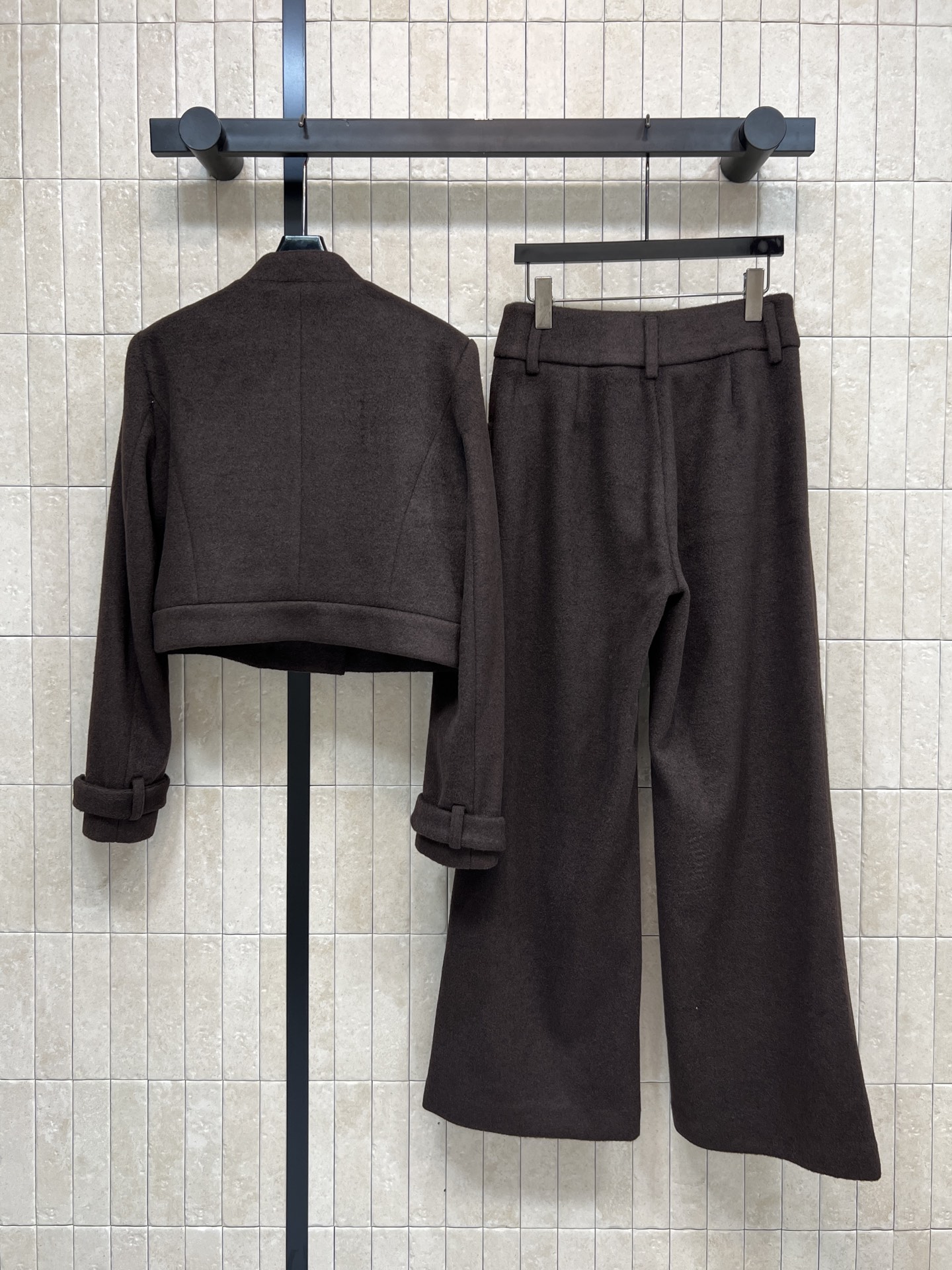 MIU家 25秋冬新款 深棕色羊毛套装 双排扣立领短款外套+高腰阔腿裤 logo金属扣点缀超精致！外套短