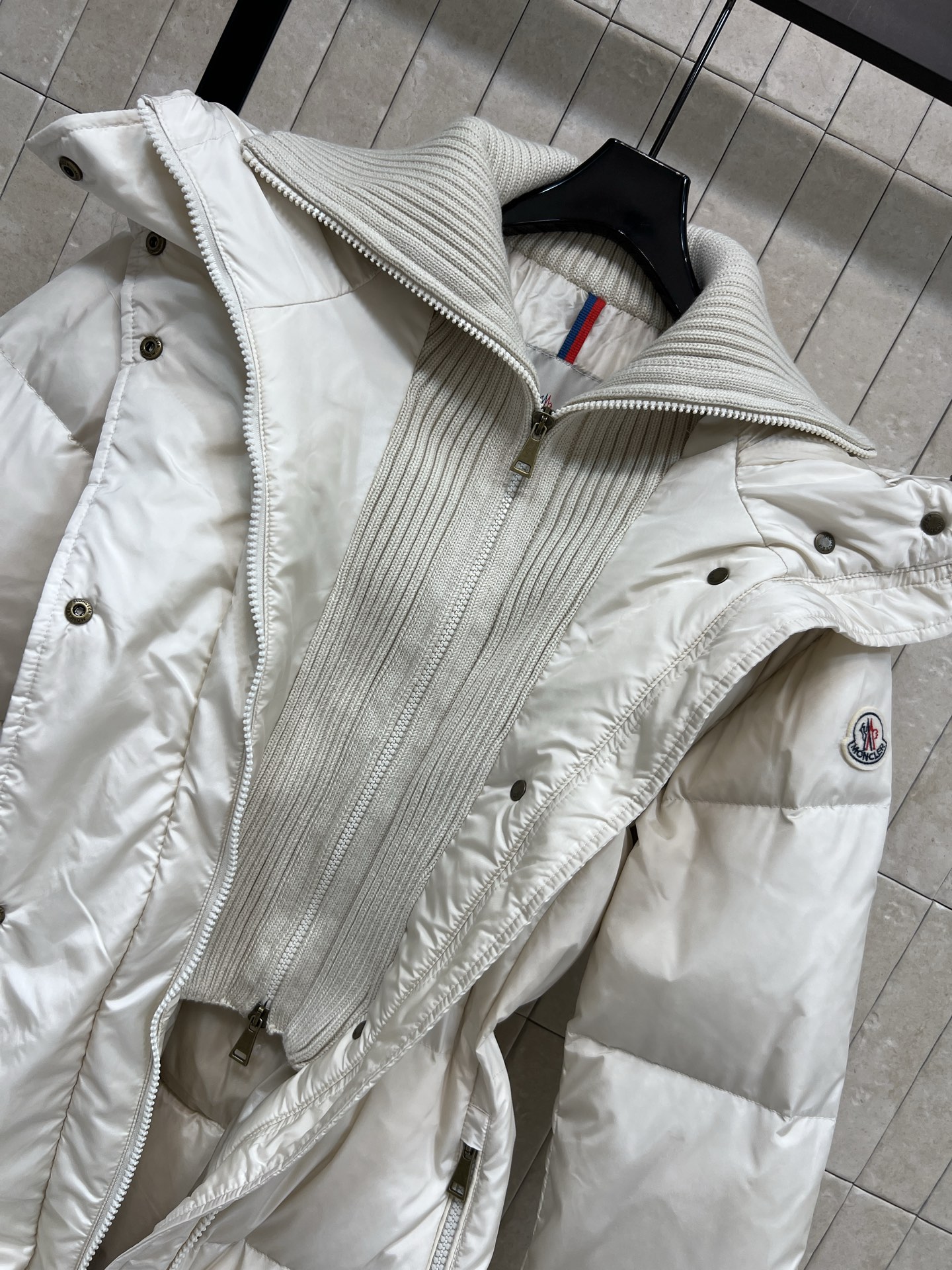 M家 25秋冬新款 连帽高领长款羽绒服 收腰过膝长款羽绒服 拼接螺纹高领设计 立体H版型剪裁 内抽绳收腰