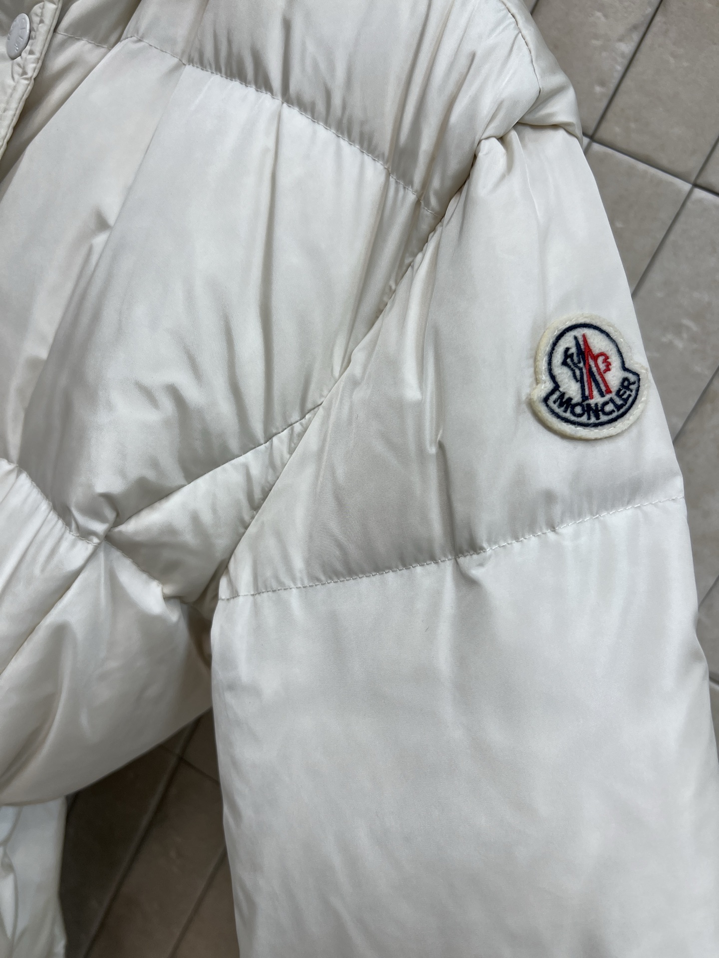 M家 25秋冬新款 连帽高领长款羽绒服 收腰过膝长款羽绒服 拼接螺纹高领设计 立体H版型剪裁 内抽绳收腰