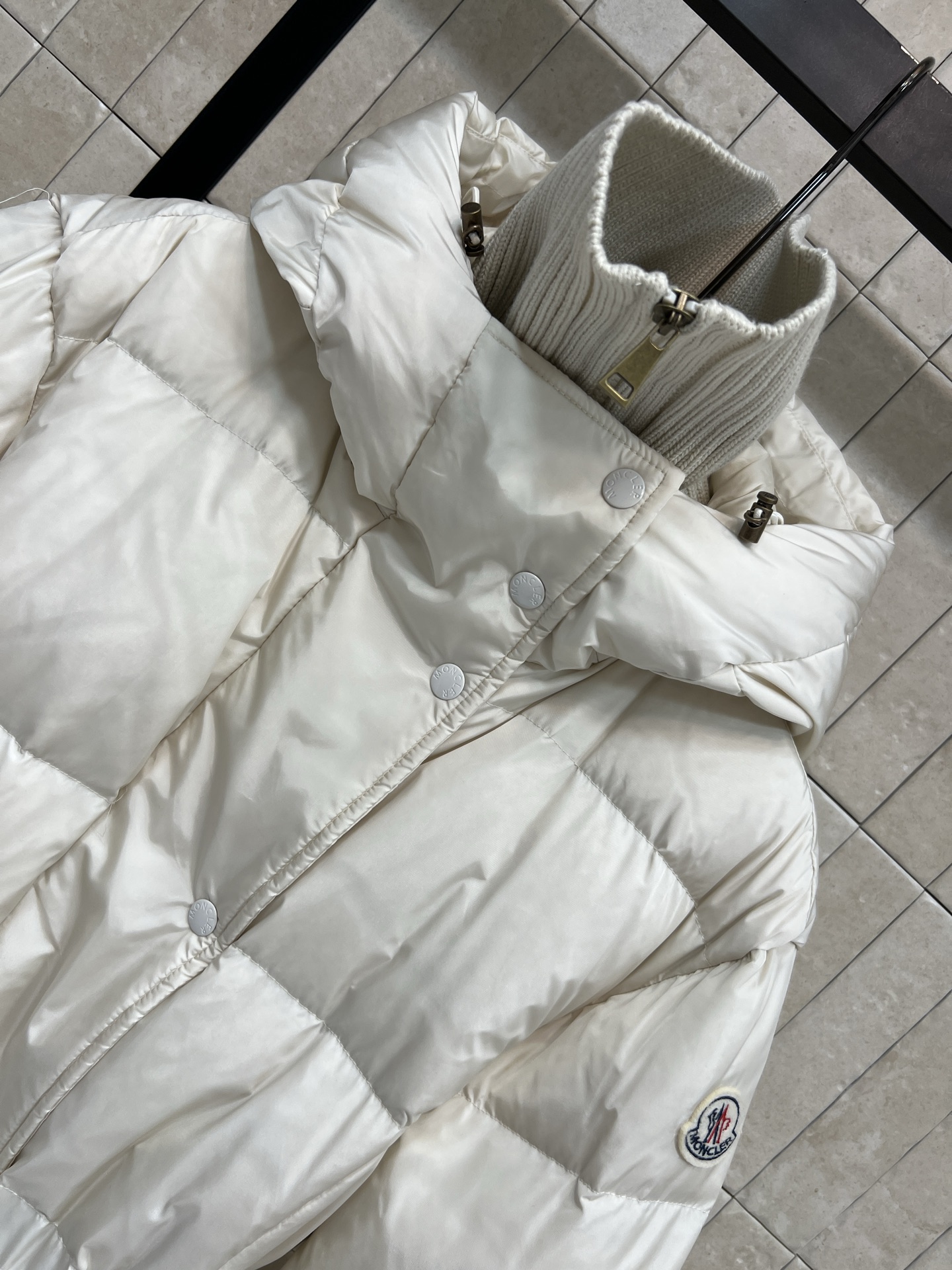 M家 25秋冬新款 连帽高领长款羽绒服 收腰过膝长款羽绒服 拼接螺纹高领设计 立体H版型剪裁 内抽绳收腰