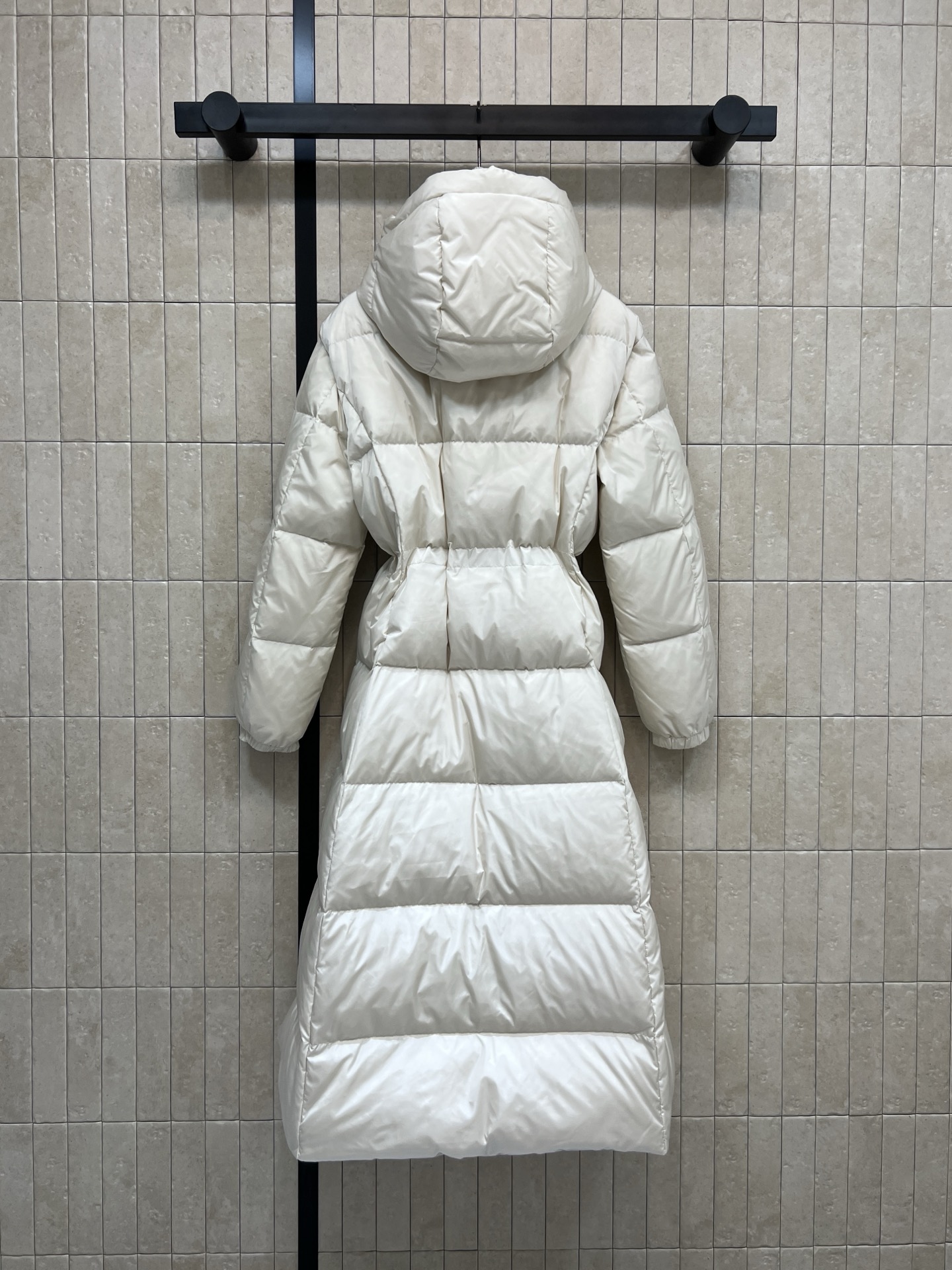 M家 25秋冬新款 连帽高领长款羽绒服 收腰过膝长款羽绒服 拼接螺纹高领设计 立体H版型剪裁 内抽绳收腰