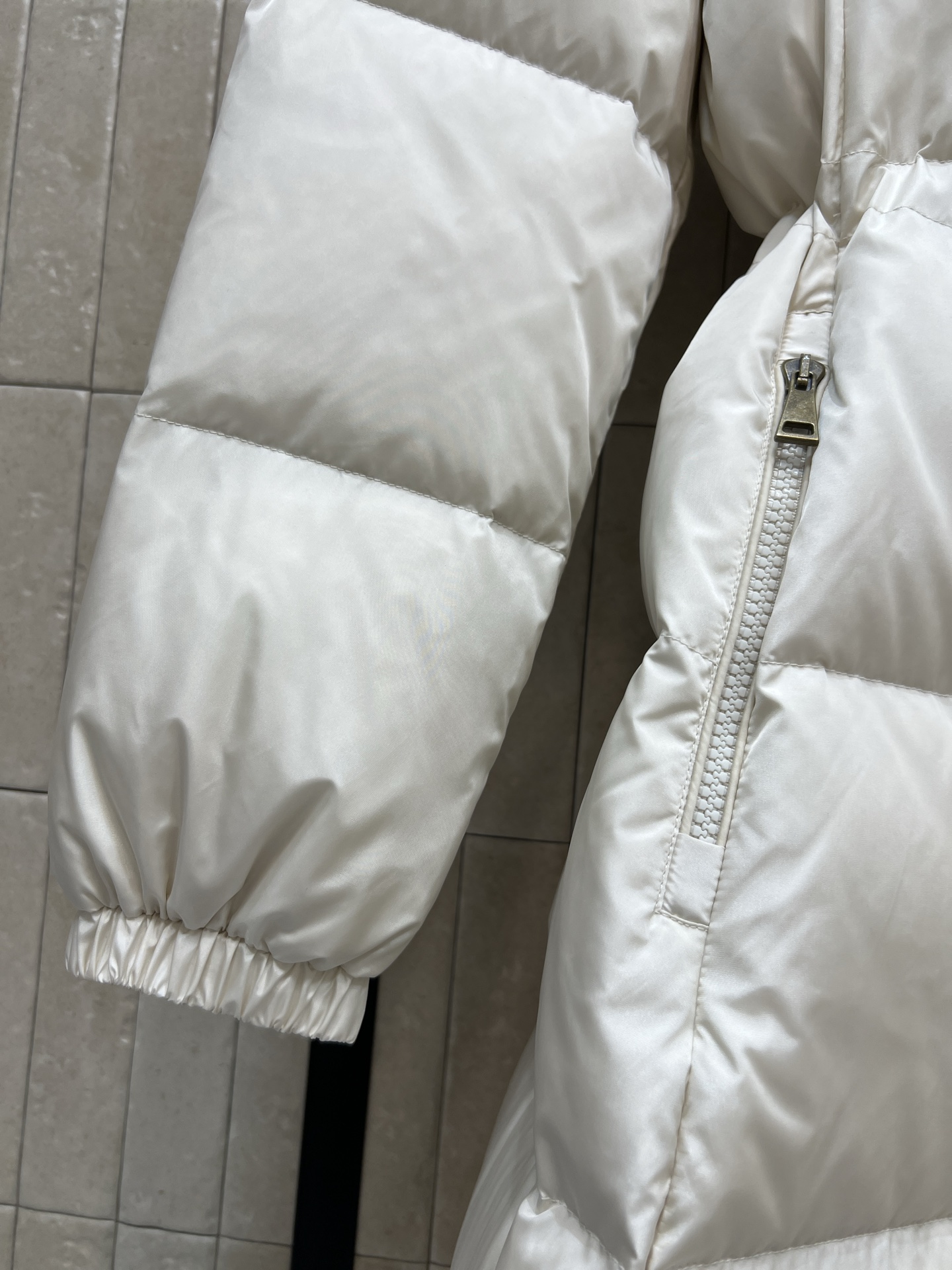 M家 25秋冬新款 连帽高领长款羽绒服 收腰过膝长款羽绒服 拼接螺纹高领设计 立体H版型剪裁 内抽绳收腰