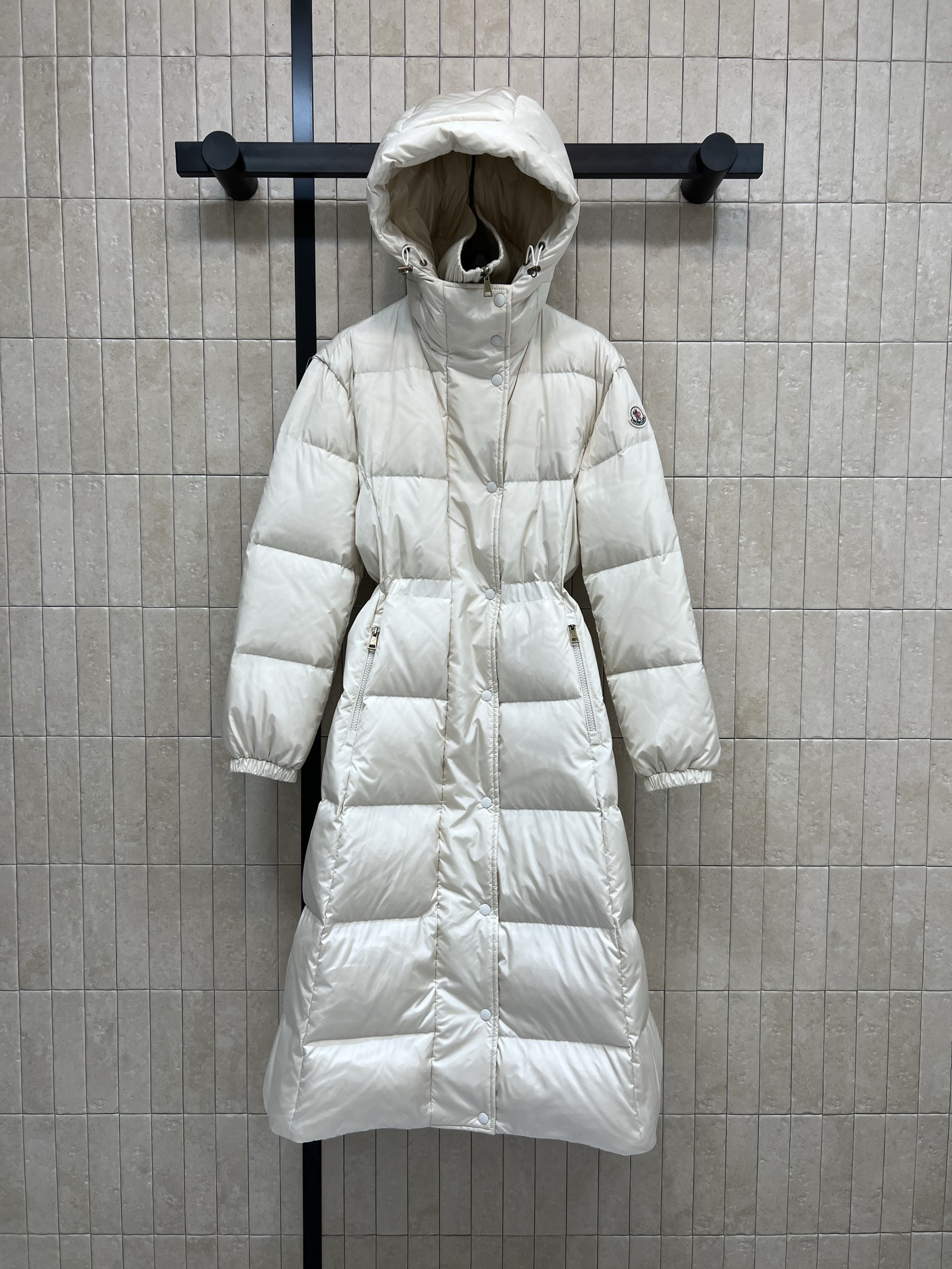 M家 25秋冬新款 连帽高领长款羽绒服 收腰过膝长款羽绒服 拼接螺纹高领设计 立体H版型剪裁 内抽绳收腰