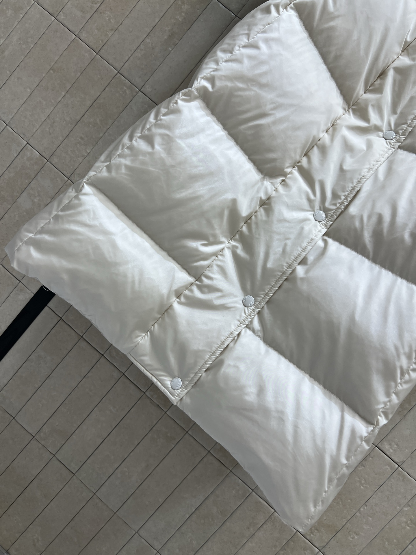 M家 25秋冬新款 连帽高领长款羽绒服 收腰过膝长款羽绒服 拼接螺纹高领设计 立体H版型剪裁 内抽绳收腰