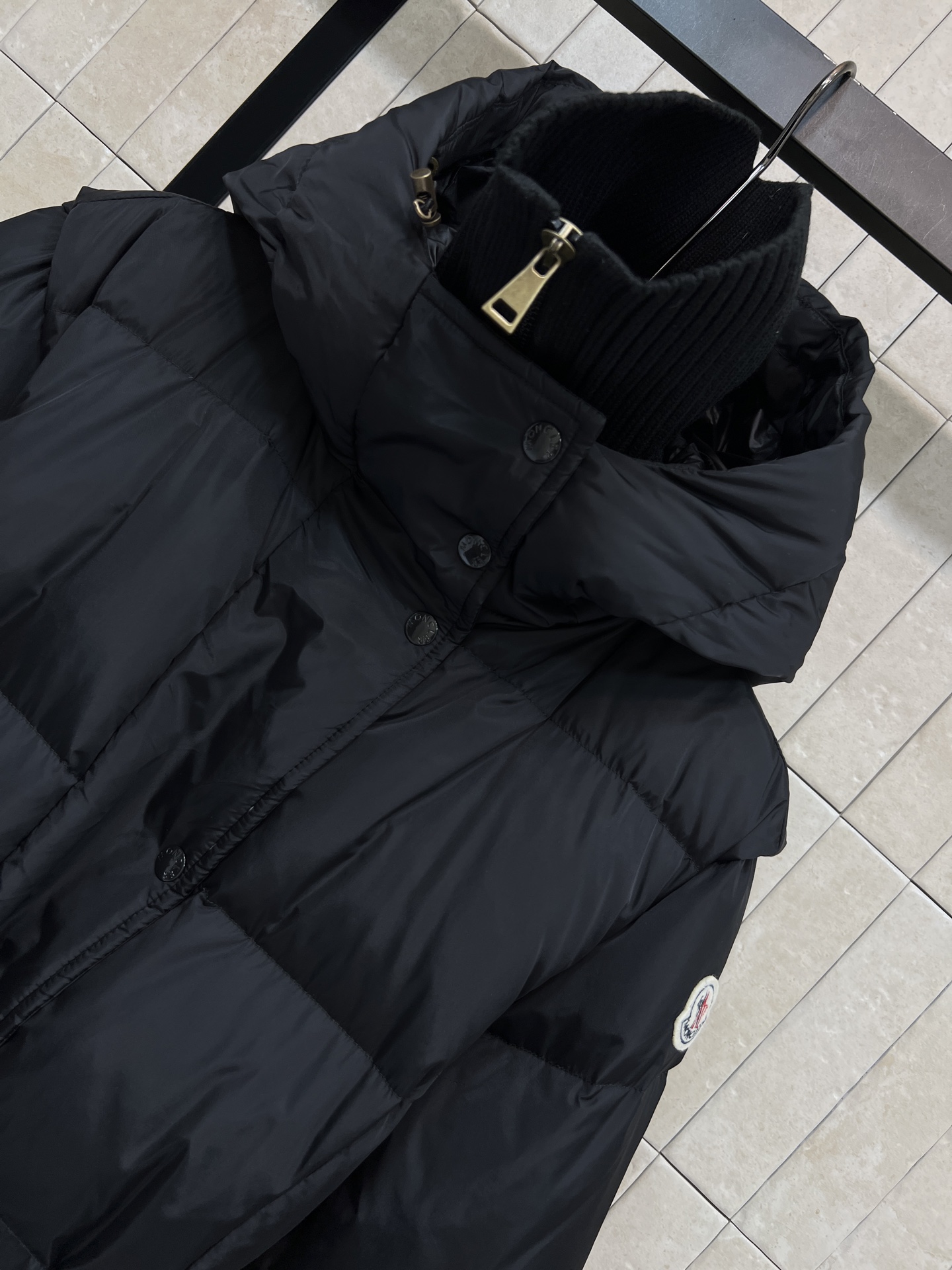 M家 25秋冬新款 连帽高领长款羽绒服 收腰过膝长款羽绒服 拼接螺纹高领设计 立体H版型剪裁 内抽绳收腰