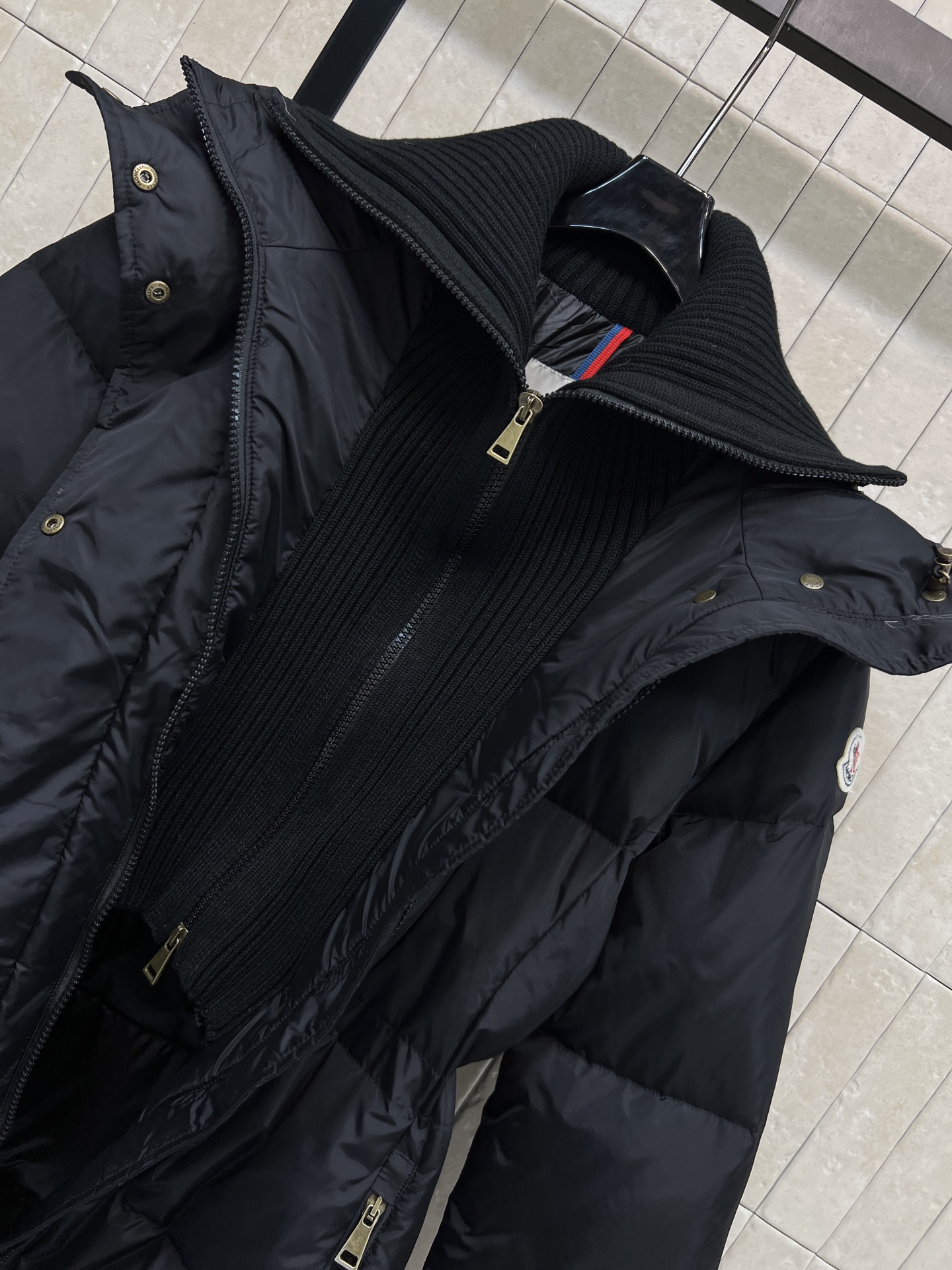 M家 25秋冬新款 连帽高领长款羽绒服 收腰过膝长款羽绒服 拼接螺纹高领设计 立体H版型剪裁 内抽绳收腰