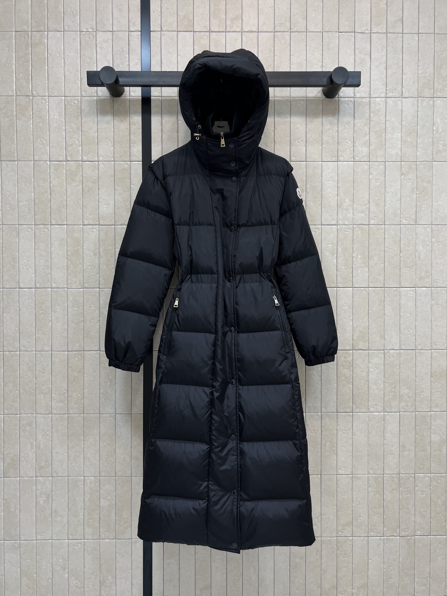 M家 25秋冬新款 连帽高领长款羽绒服 收腰过膝长款羽绒服 拼接螺纹高领设计 立体H版型剪裁 内抽绳收腰