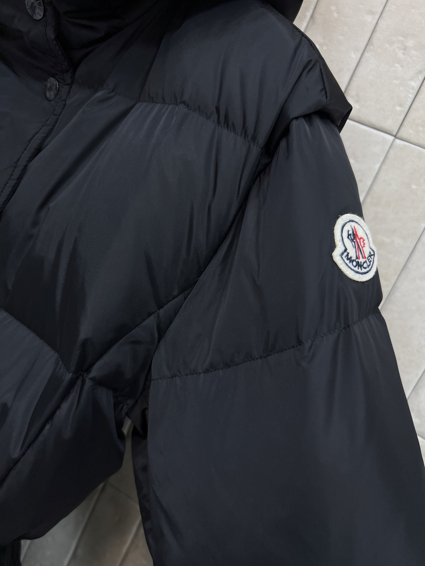 M家 25秋冬新款 连帽高领长款羽绒服 收腰过膝长款羽绒服 拼接螺纹高领设计 立体H版型剪裁 内抽绳收腰