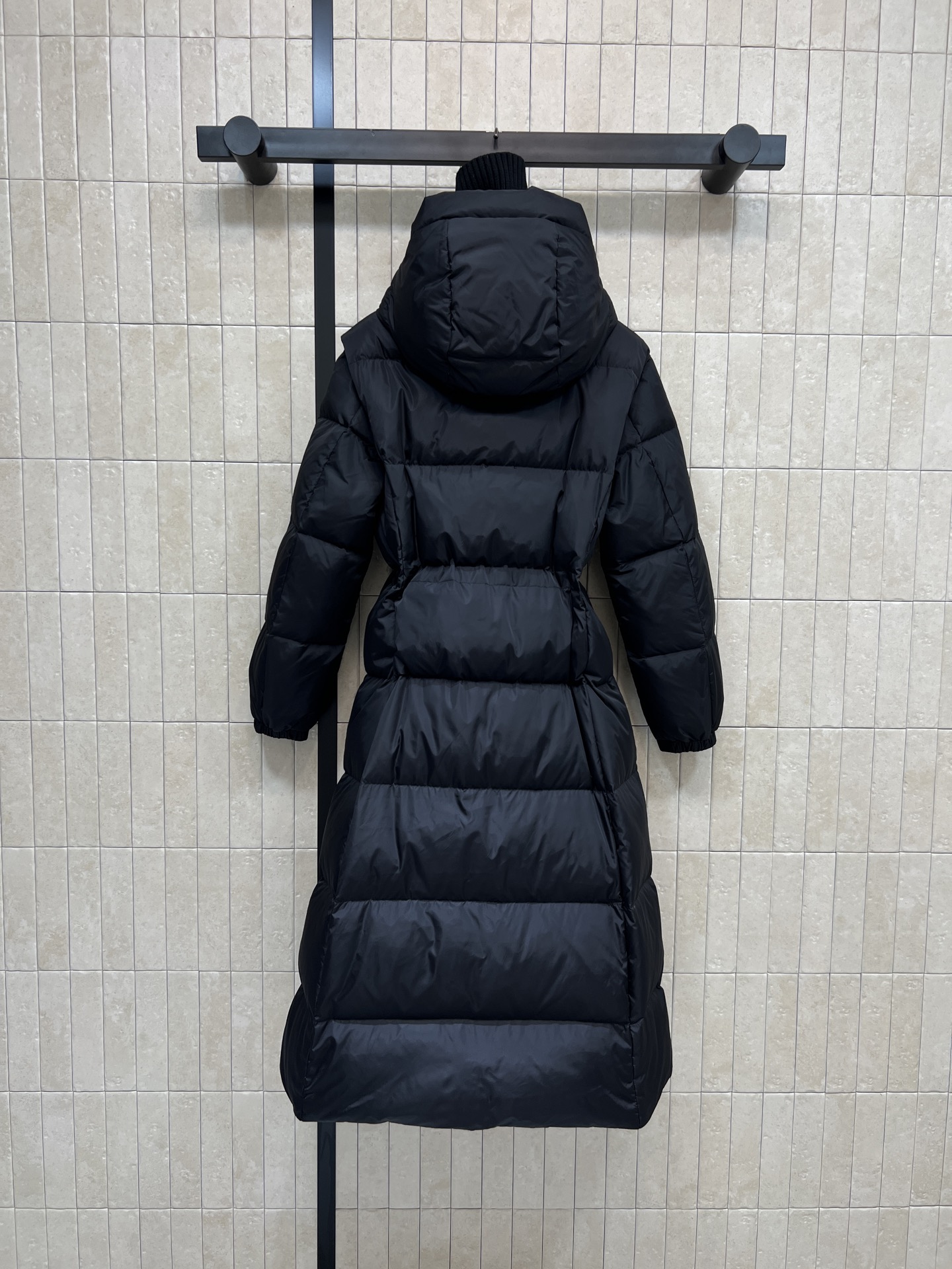 M家 25秋冬新款 连帽高领长款羽绒服 收腰过膝长款羽绒服 拼接螺纹高领设计 立体H版型剪裁 内抽绳收腰