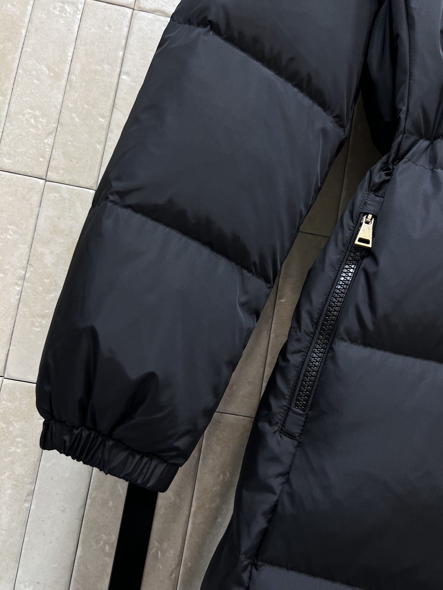 M家 25秋冬新款 连帽高领长款羽绒服 收腰过膝长款羽绒服 拼接螺纹高领设计 立体H版型剪裁 内抽绳收腰