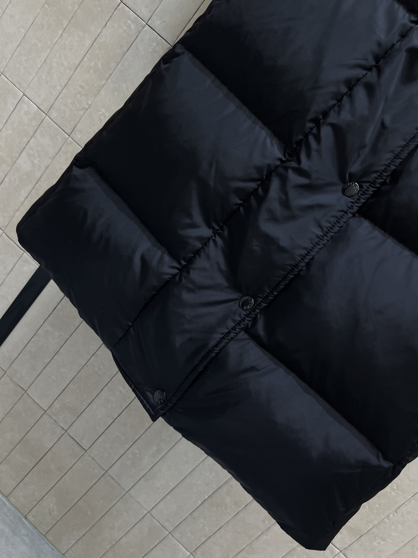 M家 25秋冬新款 连帽高领长款羽绒服 收腰过膝长款羽绒服 拼接螺纹高领设计 立体H版型剪裁 内抽绳收腰