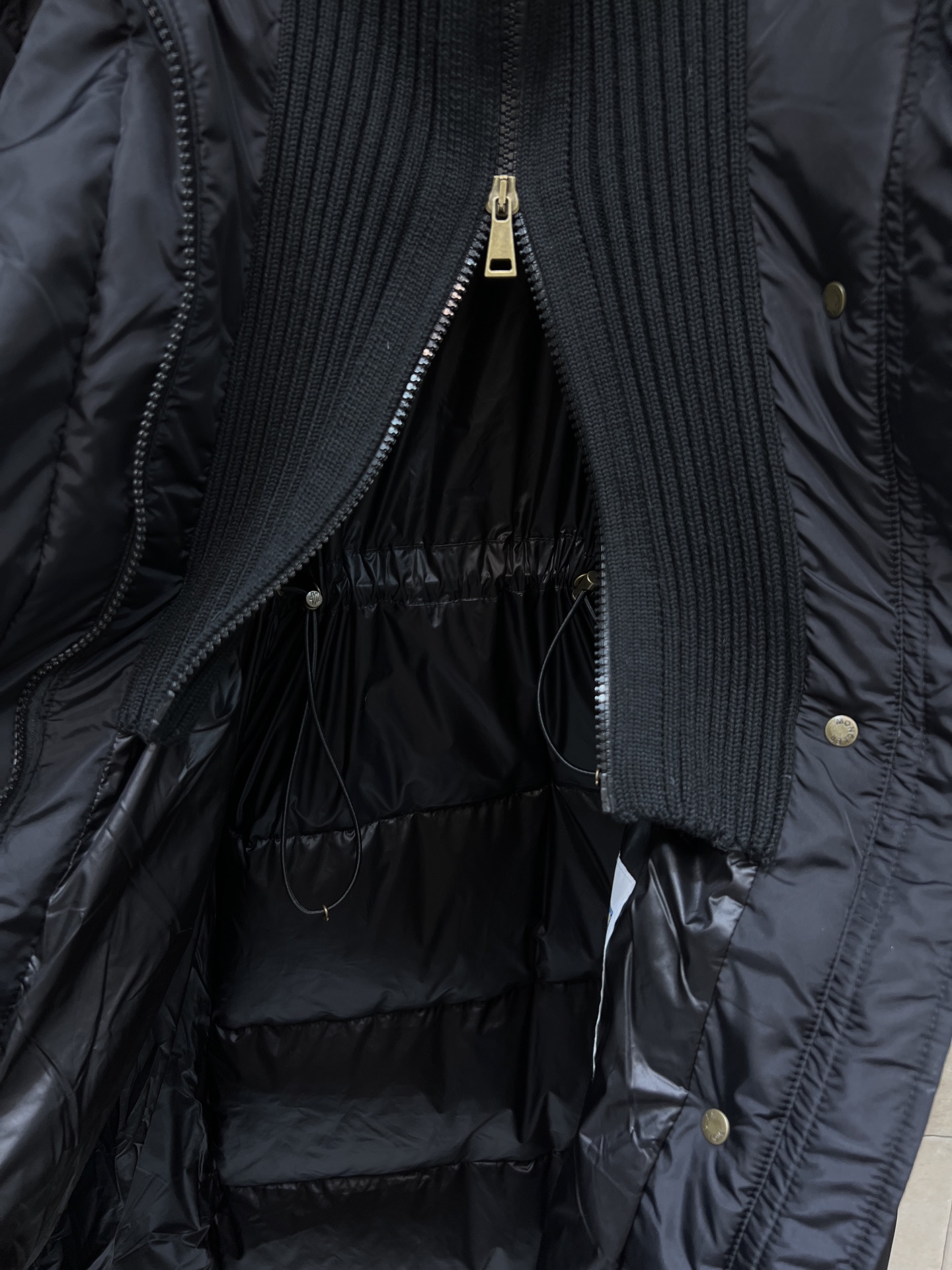 M家 25秋冬新款 连帽高领长款羽绒服 收腰过膝长款羽绒服 拼接螺纹高领设计 立体H版型剪裁 内抽绳收腰