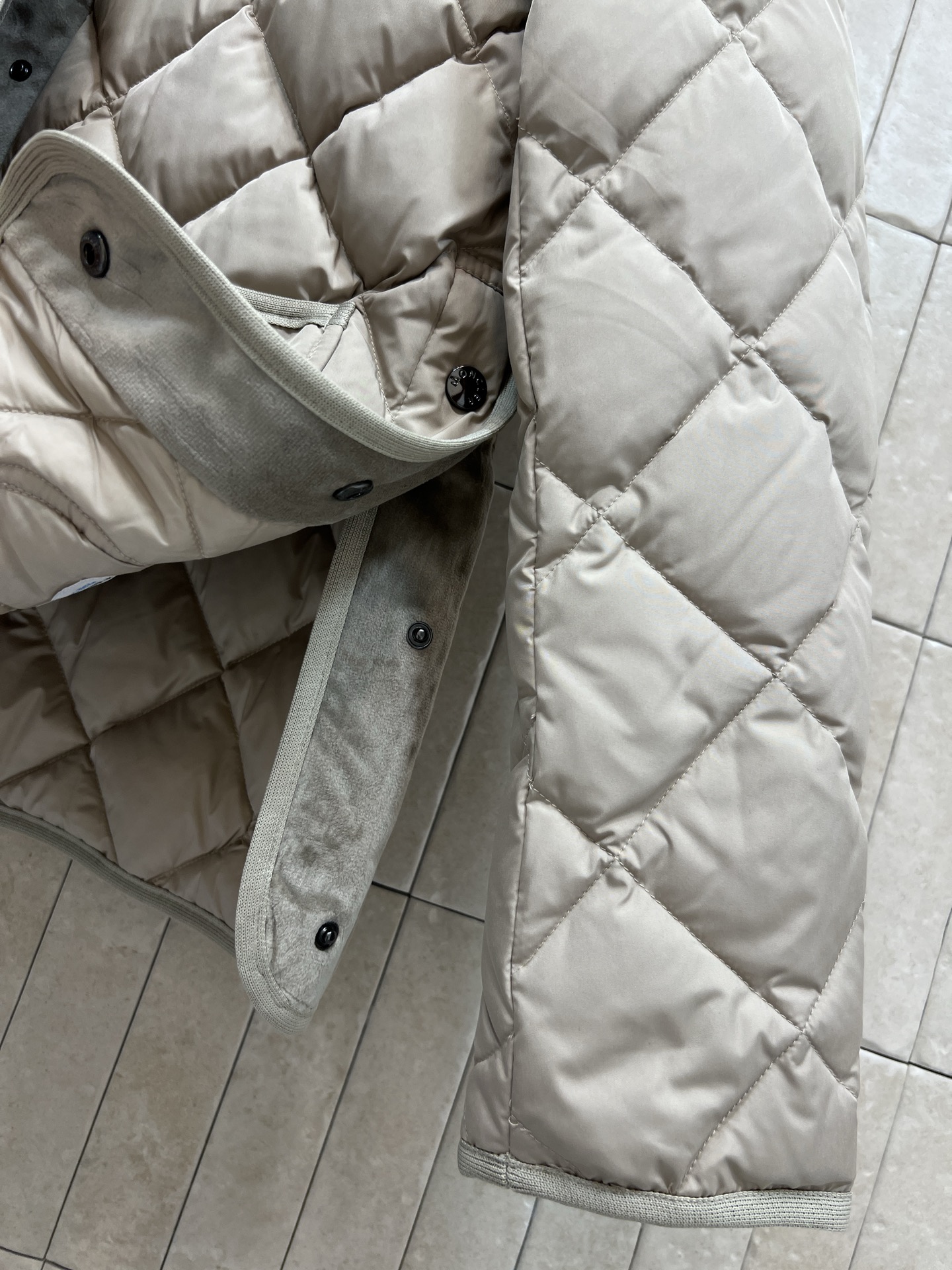 M家 25秋冬新款 毛毛领菱格羽绒服外套 可拆卸毛毛领圆领设计 重工菱格车线里面鹅绒填充保暖 隐藏式的摁