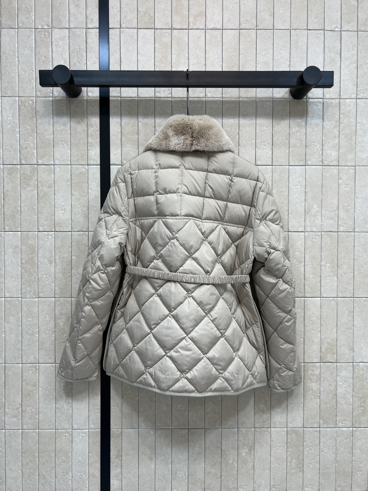 M家 25秋冬新款 毛毛领菱格羽绒服外套 可拆卸毛毛领圆领设计 重工菱格车线里面鹅绒填充保暖 隐藏式的摁