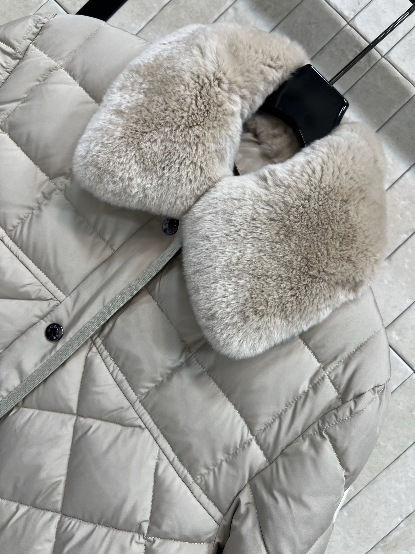 M家 25秋冬新款 毛毛领菱格羽绒服外套 可拆卸毛毛领圆领设计 重工菱格车线里面鹅绒填充保暖 隐藏式的摁