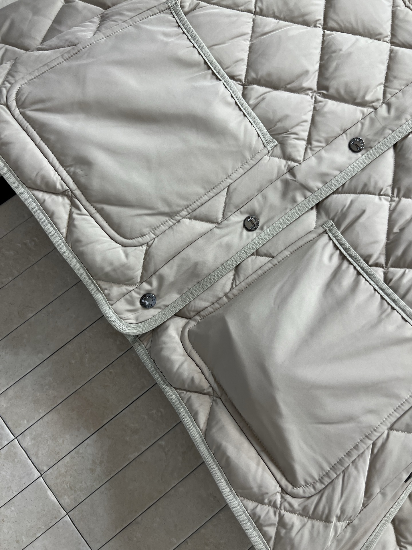 M家 25秋冬新款 毛毛领菱格羽绒服外套 可拆卸毛毛领圆领设计 重工菱格车线里面鹅绒填充保暖 隐藏式的摁