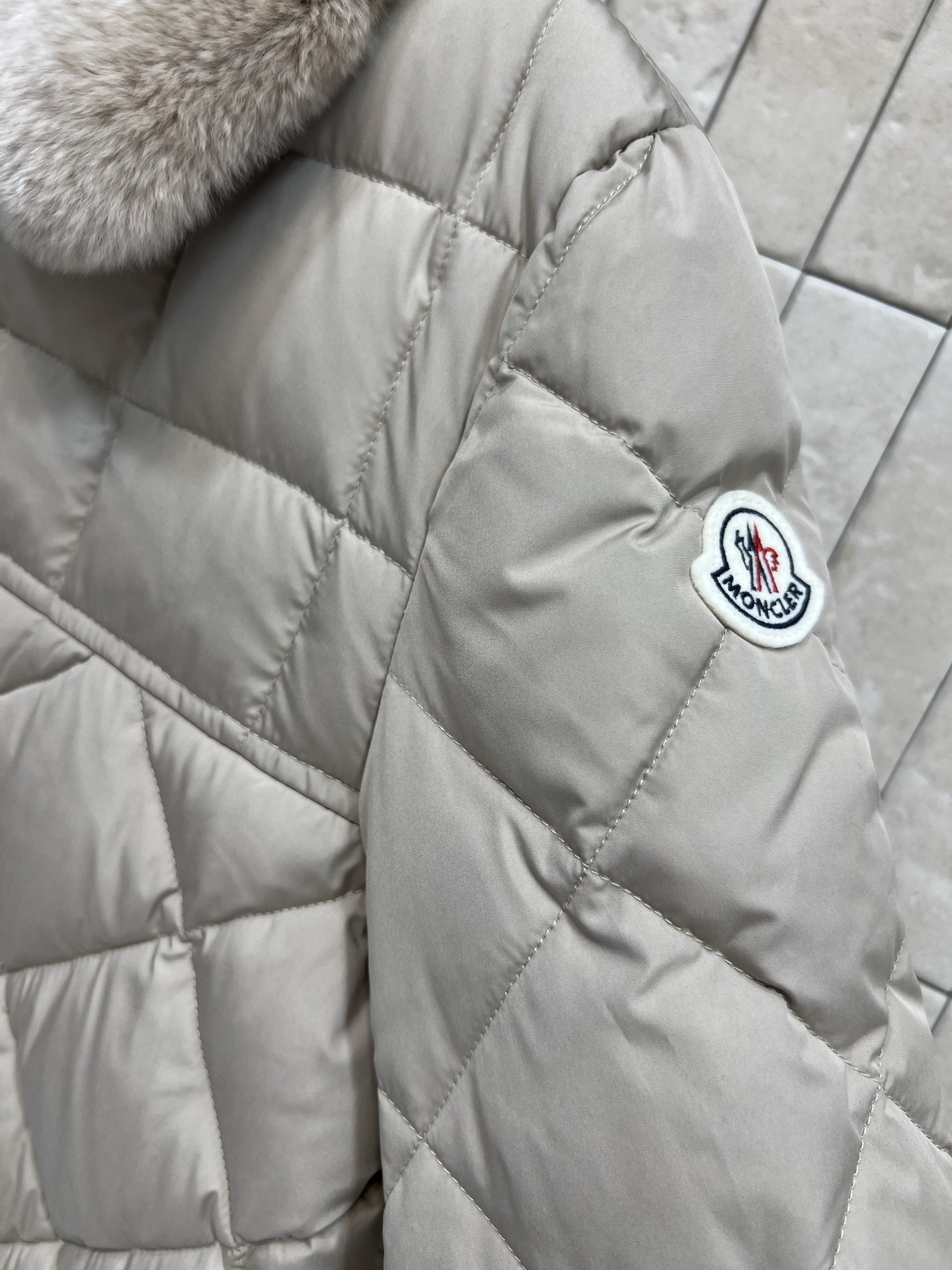 M家 25秋冬新款 毛毛领菱格羽绒服外套 可拆卸毛毛领圆领设计 重工菱格车线里面鹅绒填充保暖 隐藏式的摁