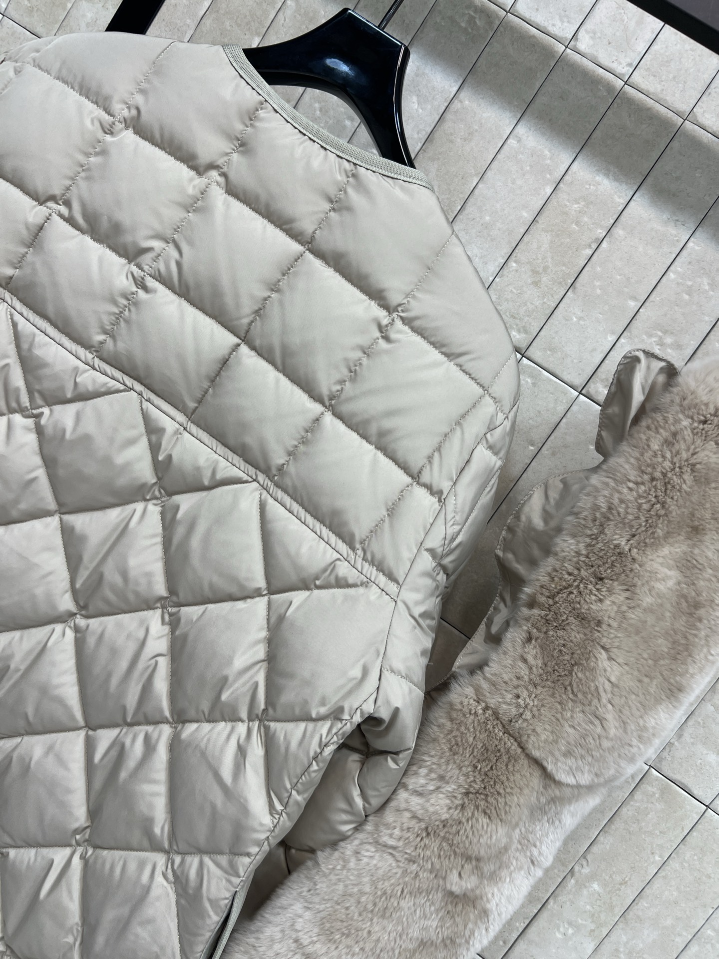 M家 25秋冬新款 毛毛领菱格羽绒服外套 可拆卸毛毛领圆领设计 重工菱格车线里面鹅绒填充保暖 隐藏式的摁