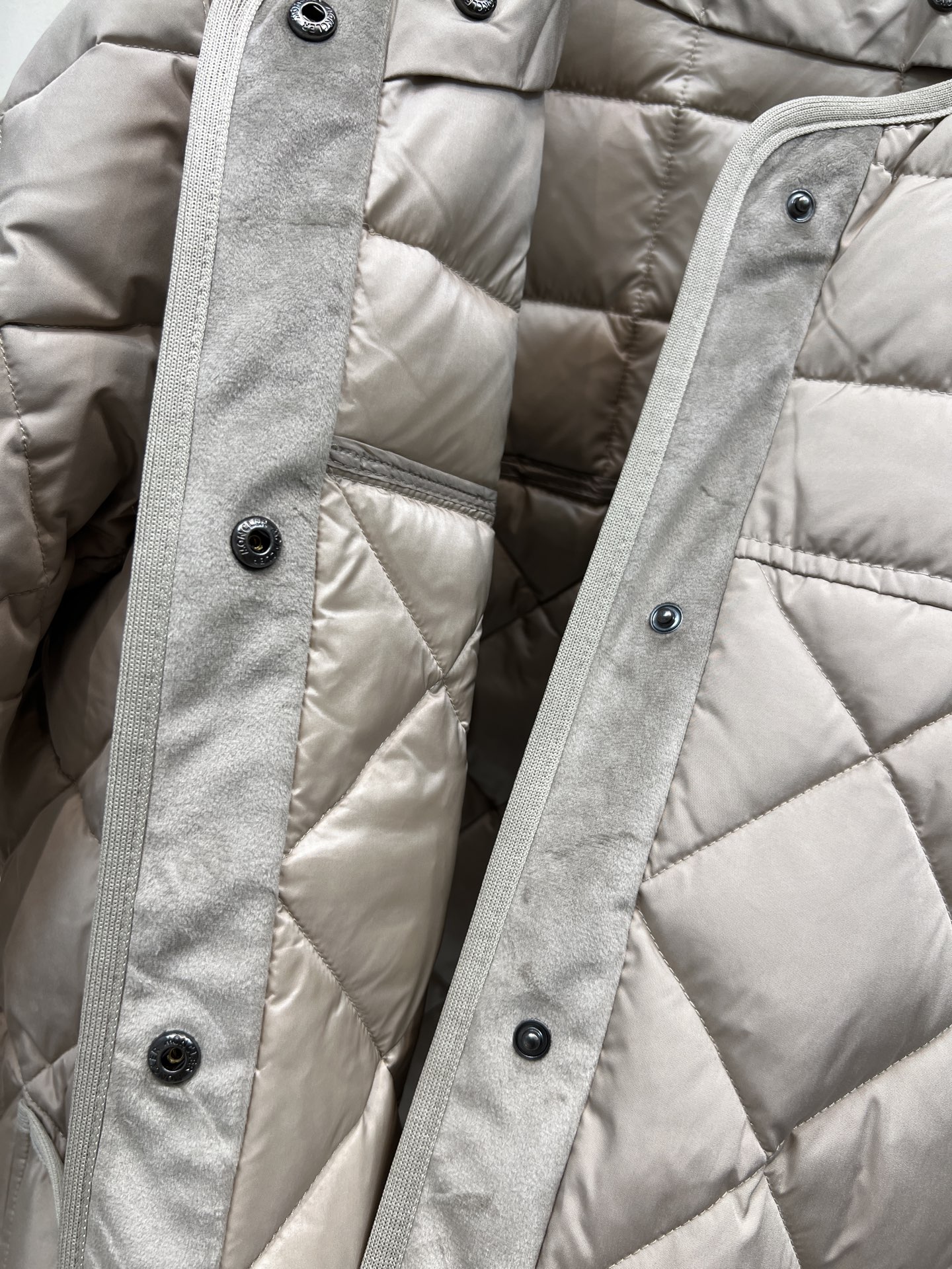 M家 25秋冬新款 毛毛领菱格羽绒服外套 可拆卸毛毛领圆领设计 重工菱格车线里面鹅绒填充保暖 隐藏式的摁